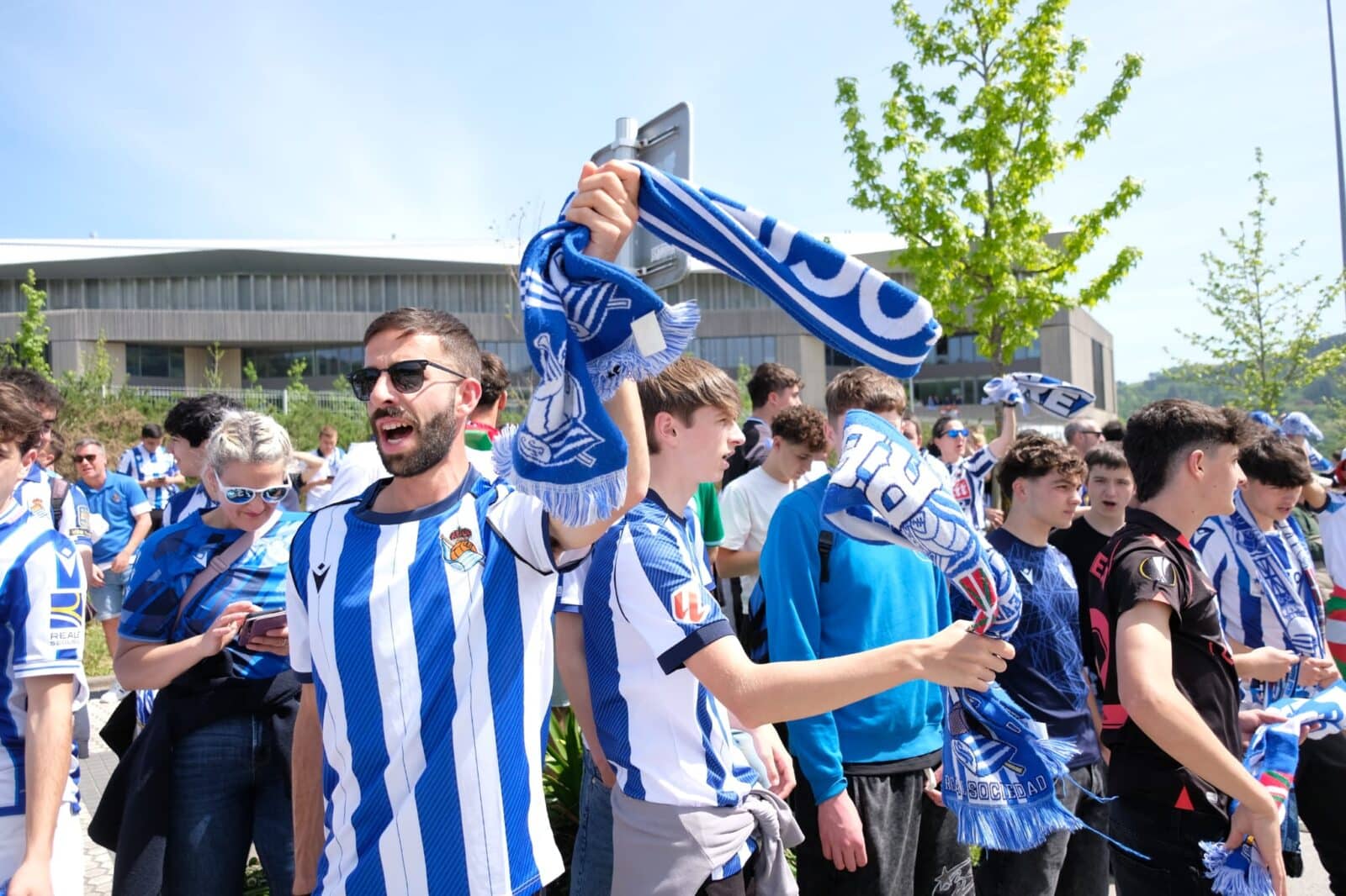 WhatsApp Image 2026 04 17 at 14.22.20 (Fotos) La Real parte hacia Sevilla