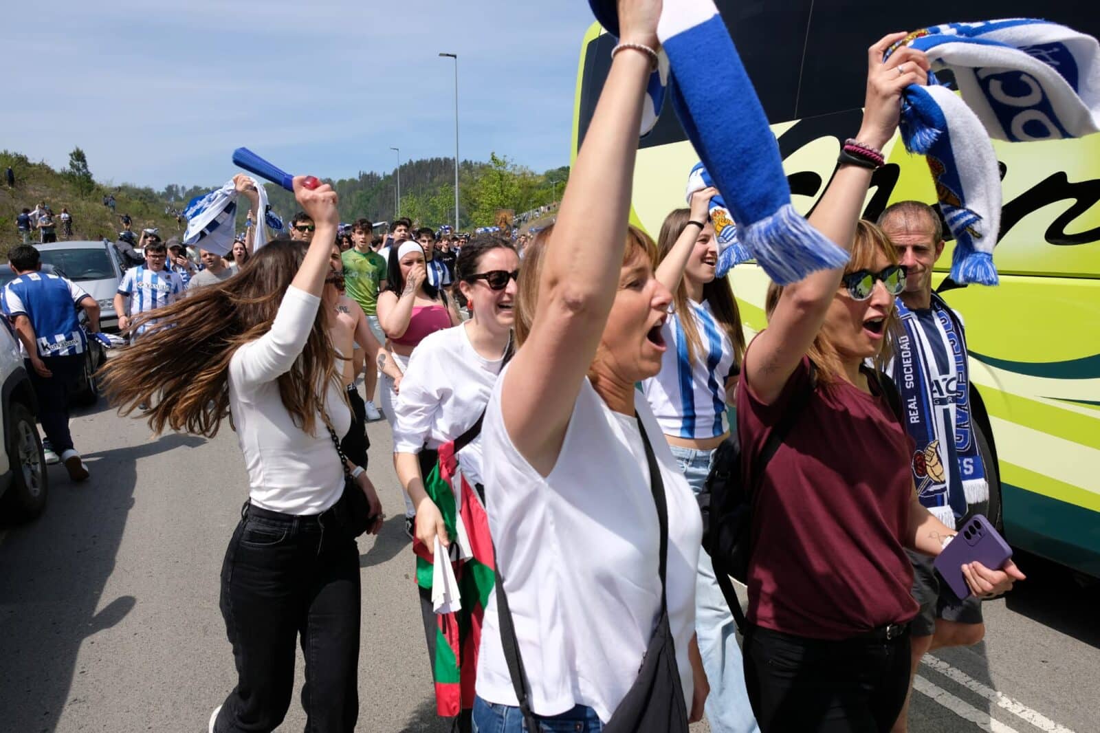 WhatsApp Image 2026 04 17 at 14.22.20 2 (Fotos) La Real parte hacia Sevilla