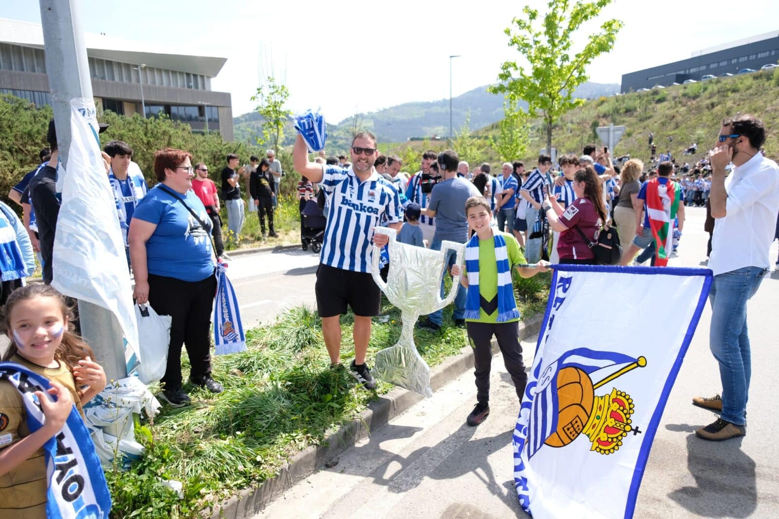 WhatsApp Image 2026 04 17 at 14.22.21 1 (Fotos) La Real parte hacia Sevilla