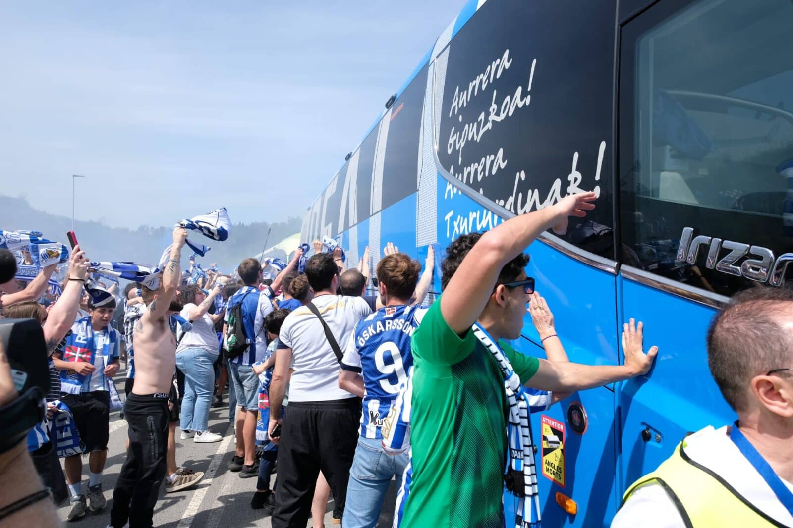 WhatsApp Image 2026 04 17 at 14.22.21 2 (Fotos) La Real parte hacia Sevilla