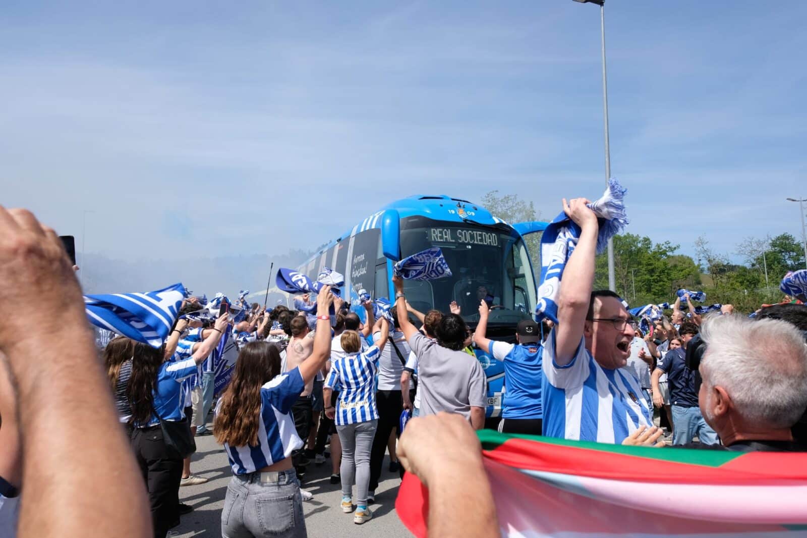 WhatsApp Image 2026 04 17 at 14.22.21 3 (Fotos) La Real parte hacia Sevilla