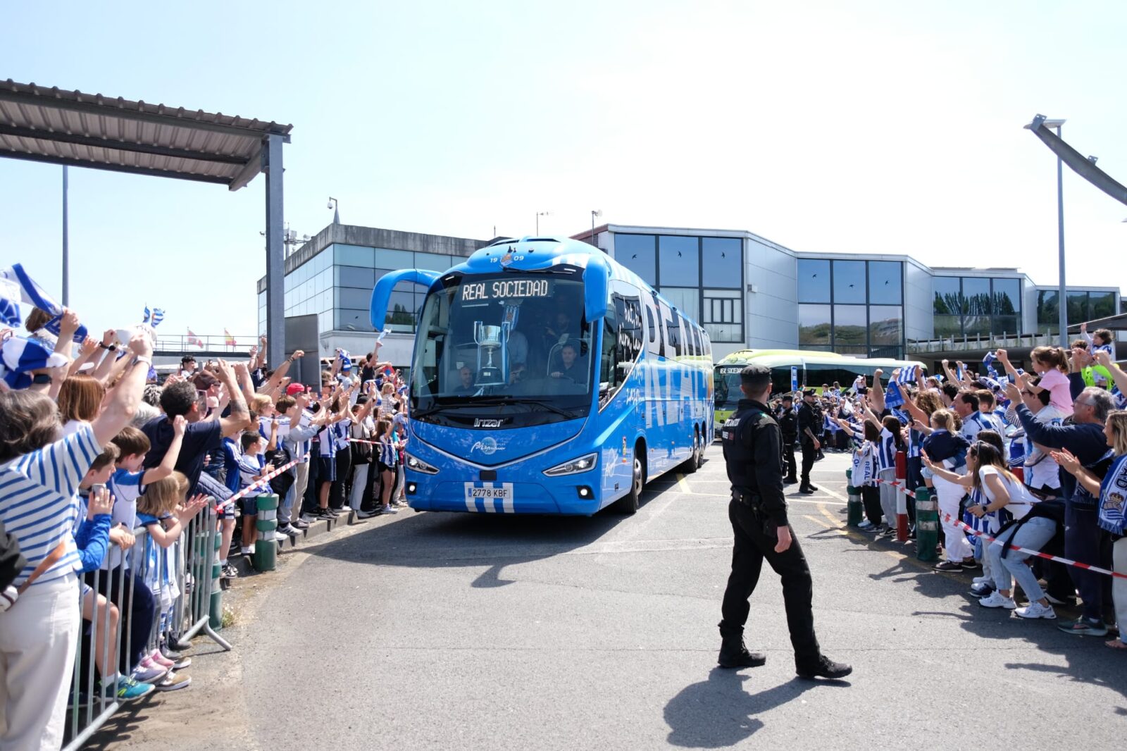 WhatsApp Image 2026 04 19 at 14.43.36 1 (Fotos) Los jugadores de la Real y la Copa ya están en casa