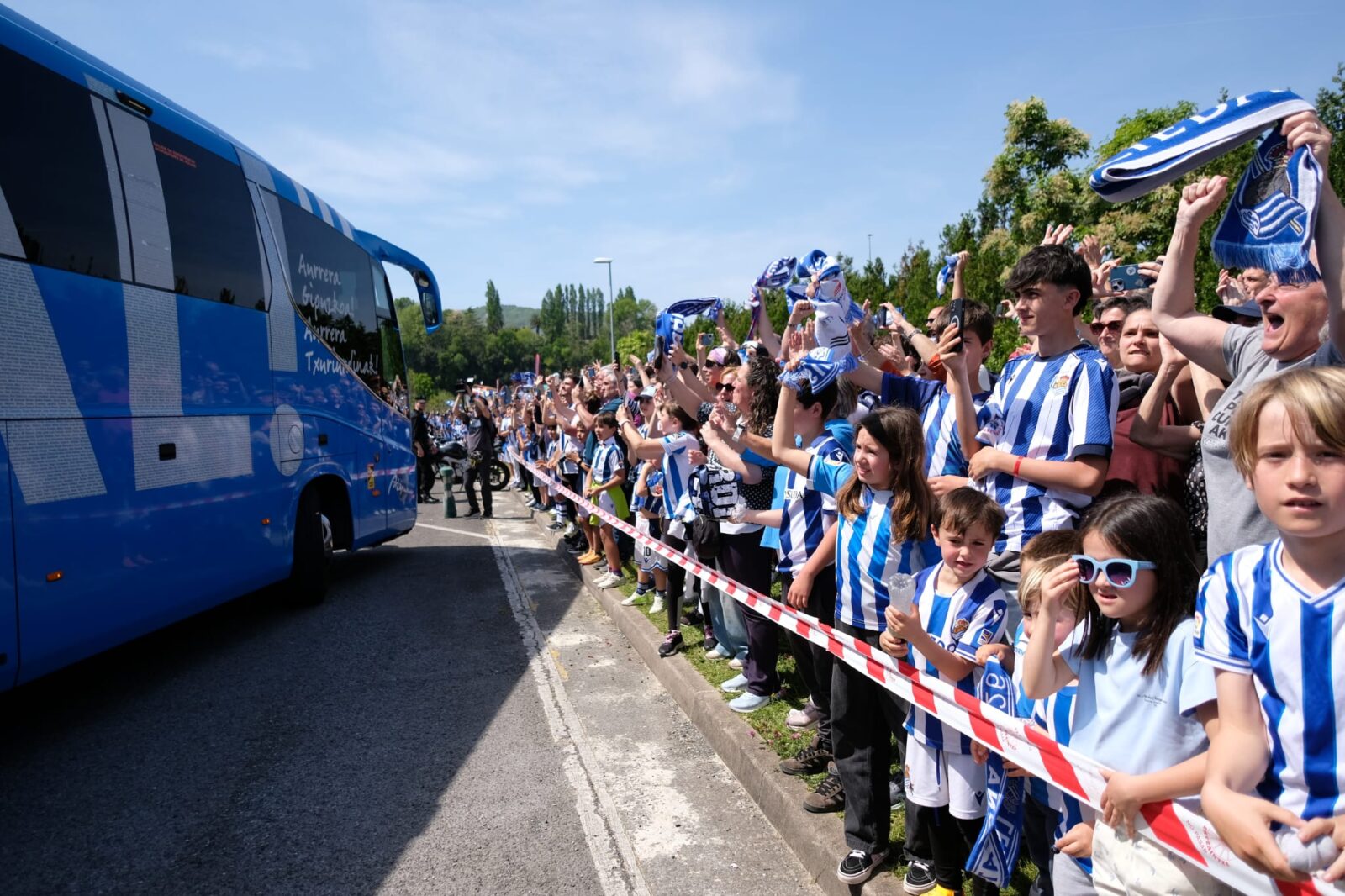 WhatsApp Image 2026 04 19 at 14.43.36 (Fotos) Los jugadores de la Real y la Copa ya están en casa