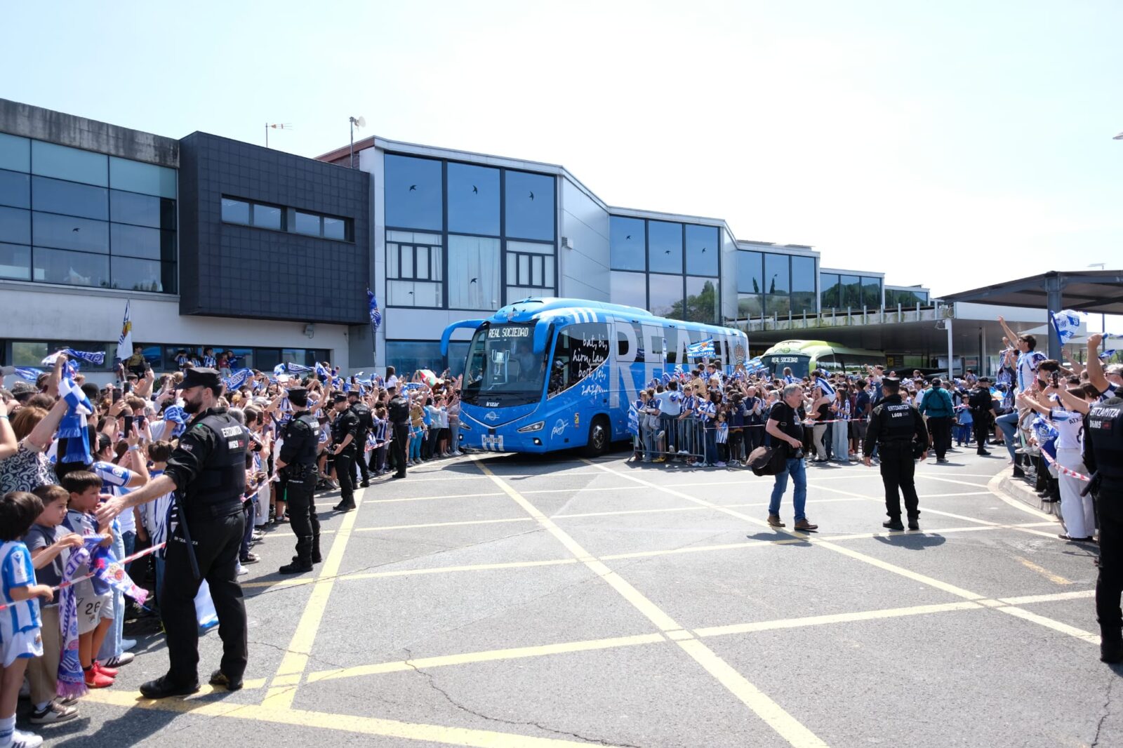 WhatsApp Image 2026 04 19 at 14.43.36 2 (Fotos) Los jugadores de la Real y la Copa ya están en casa