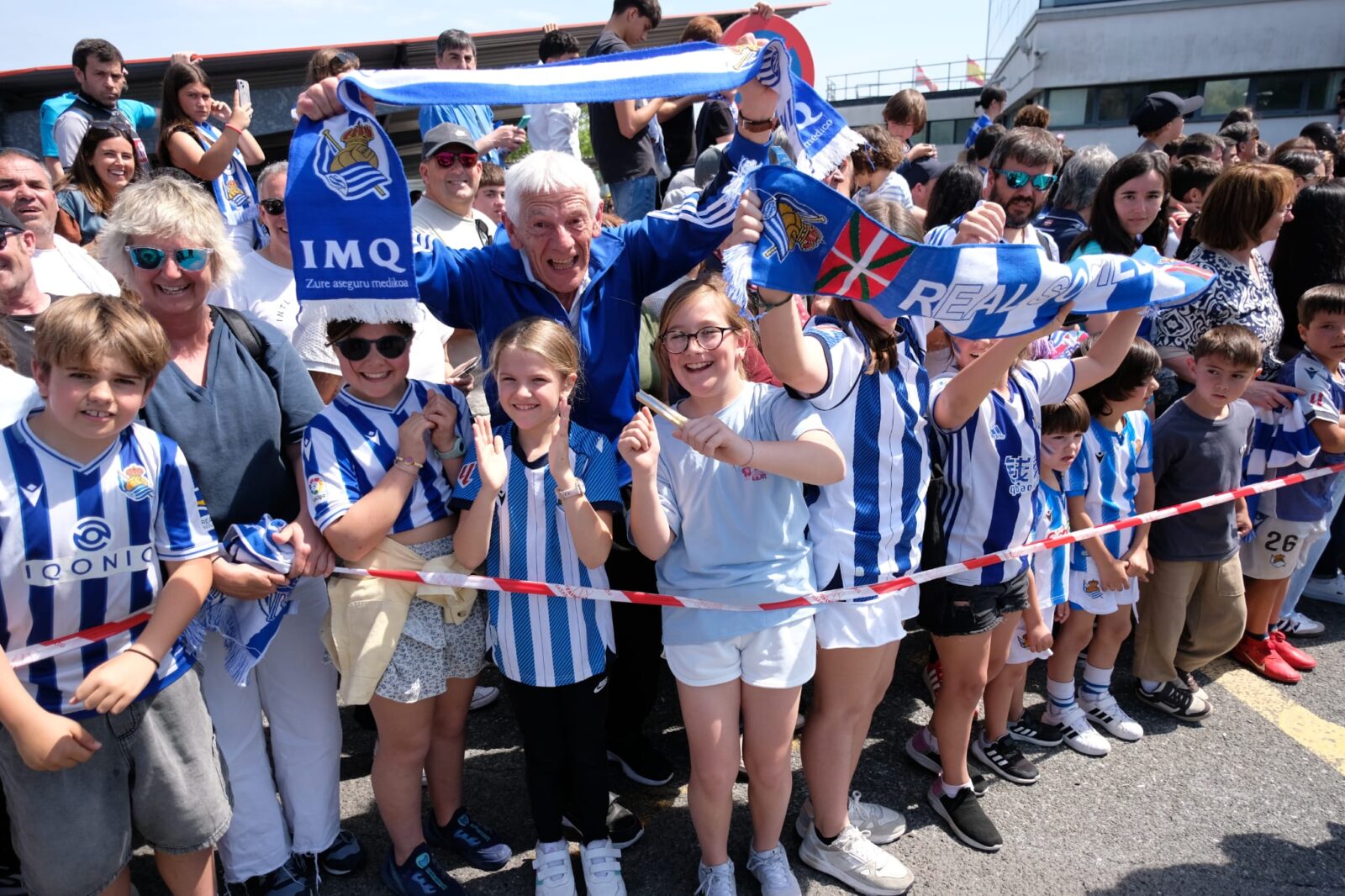 WhatsApp Image 2026 04 19 at 14.43.37 (Fotos) Los jugadores de la Real y la Copa ya están en casa
