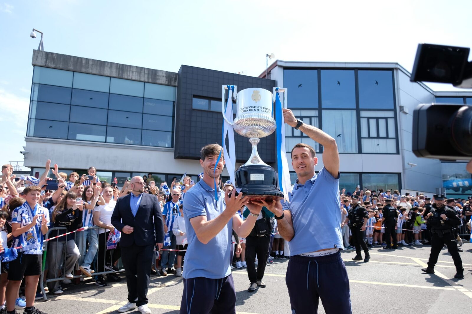 WhatsApp Image 2026 04 19 at 14.43.38 (Fotos) Los jugadores de la Real y la Copa ya están en casa