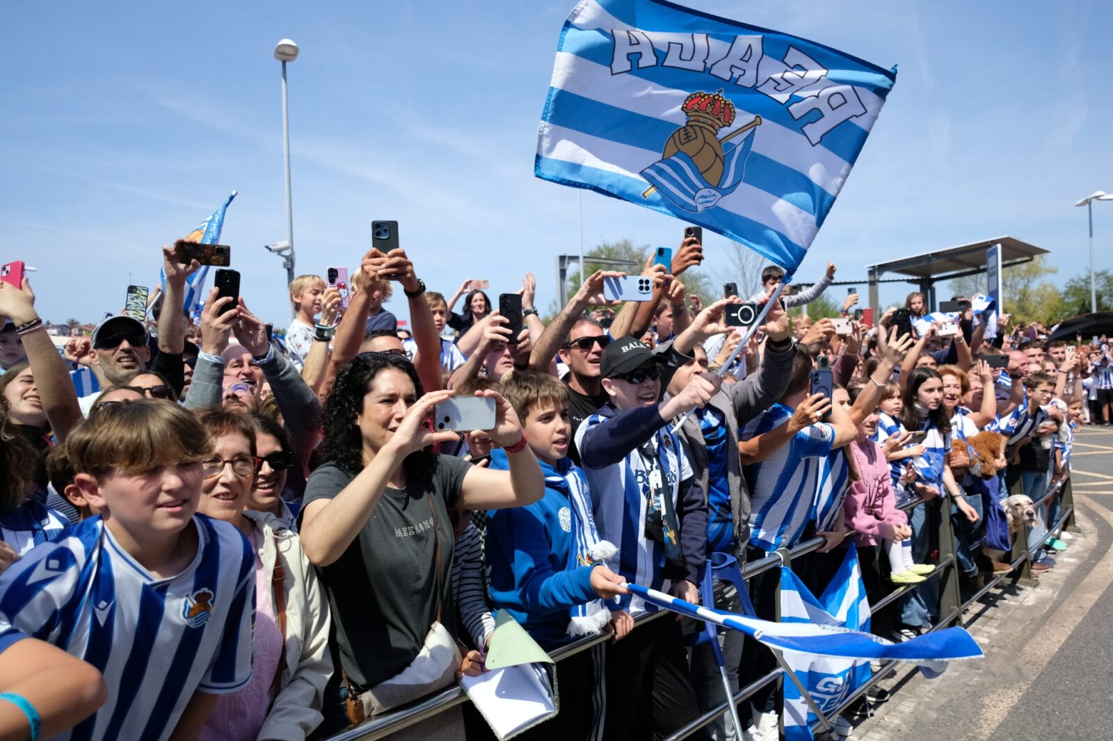 WhatsApp Image 2026 04 19 at 14.43.38 2 (Fotos) Los jugadores de la Real y la Copa ya están en casa