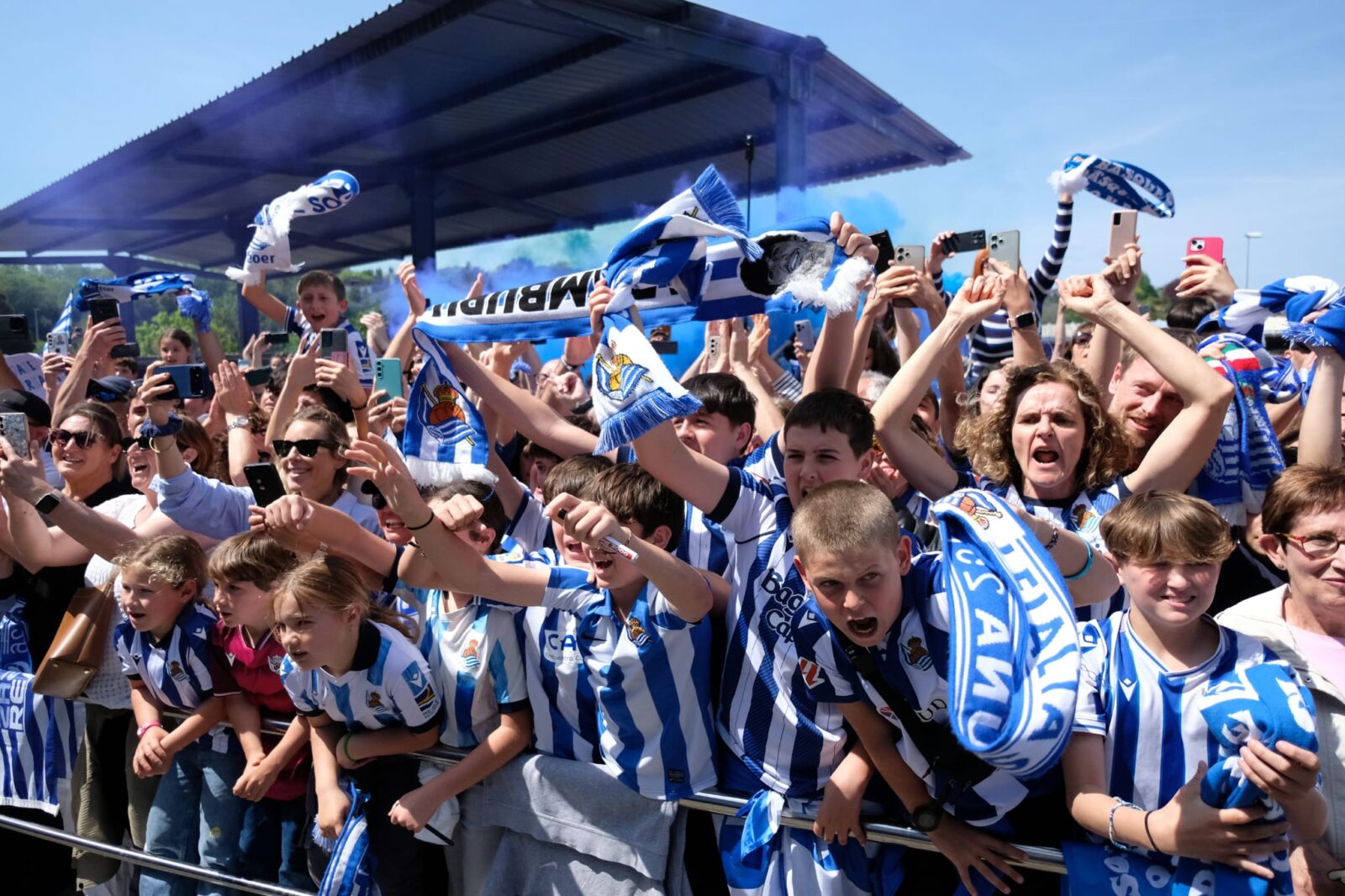 WhatsApp Image 2026 04 19 at 14.43.38 3 (Fotos) Los jugadores de la Real y la Copa ya están en casa