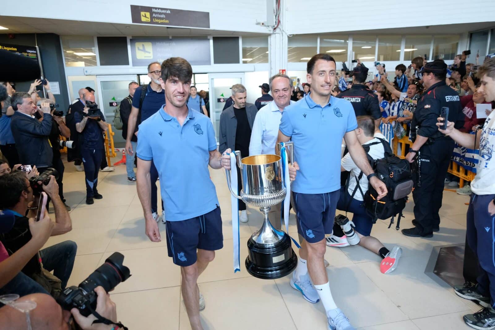 WhatsApp Image 2026 04 19 at 14.43.39 1 (Fotos) Los jugadores de la Real y la Copa ya están en casa