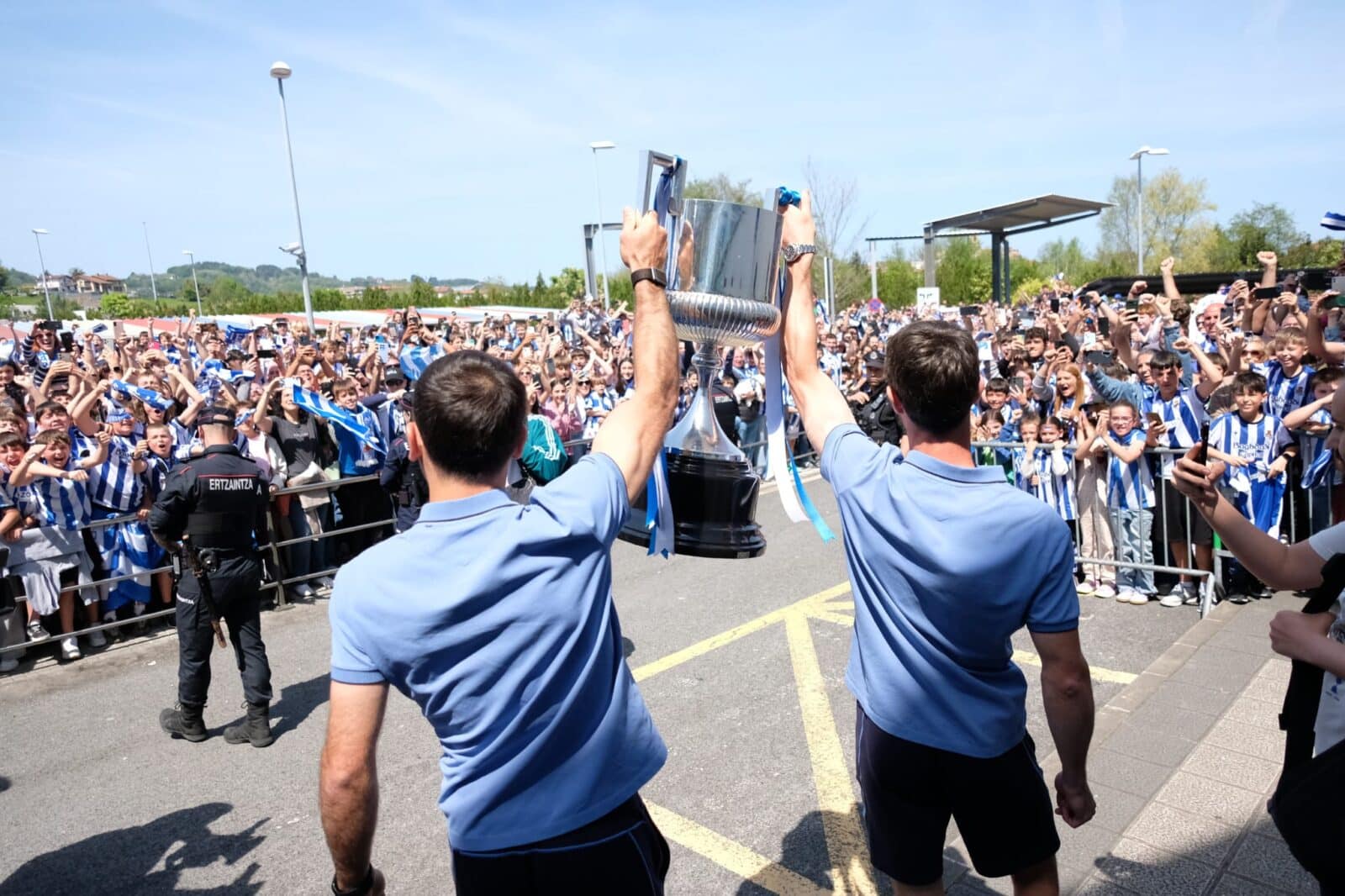 WhatsApp Image 2026 04 19 at 14.43.39 (Fotos) Los jugadores de la Real y la Copa ya están en casa