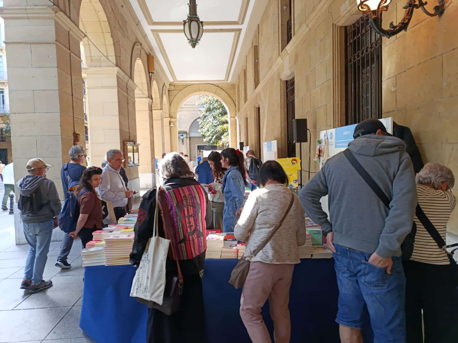 WhatsApp Image 2026 04 23 at 10.45.48 2 1 (Fotos) Donostia celebra el Día del Libro entre compras y recomendaciones bajo el sol
