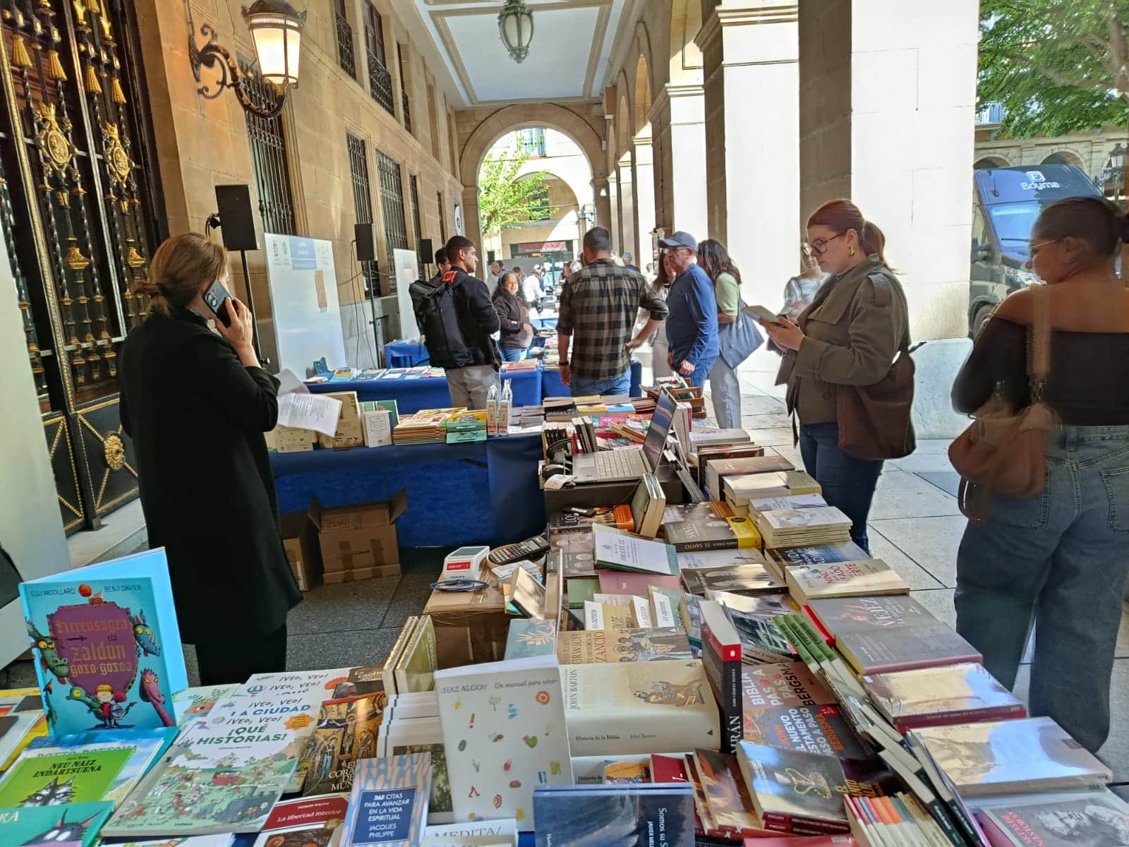 WhatsApp Image 2026 04 23 at 10.45.48 (Fotos) Donostia celebra el Día del Libro entre compras y recomendaciones bajo el sol