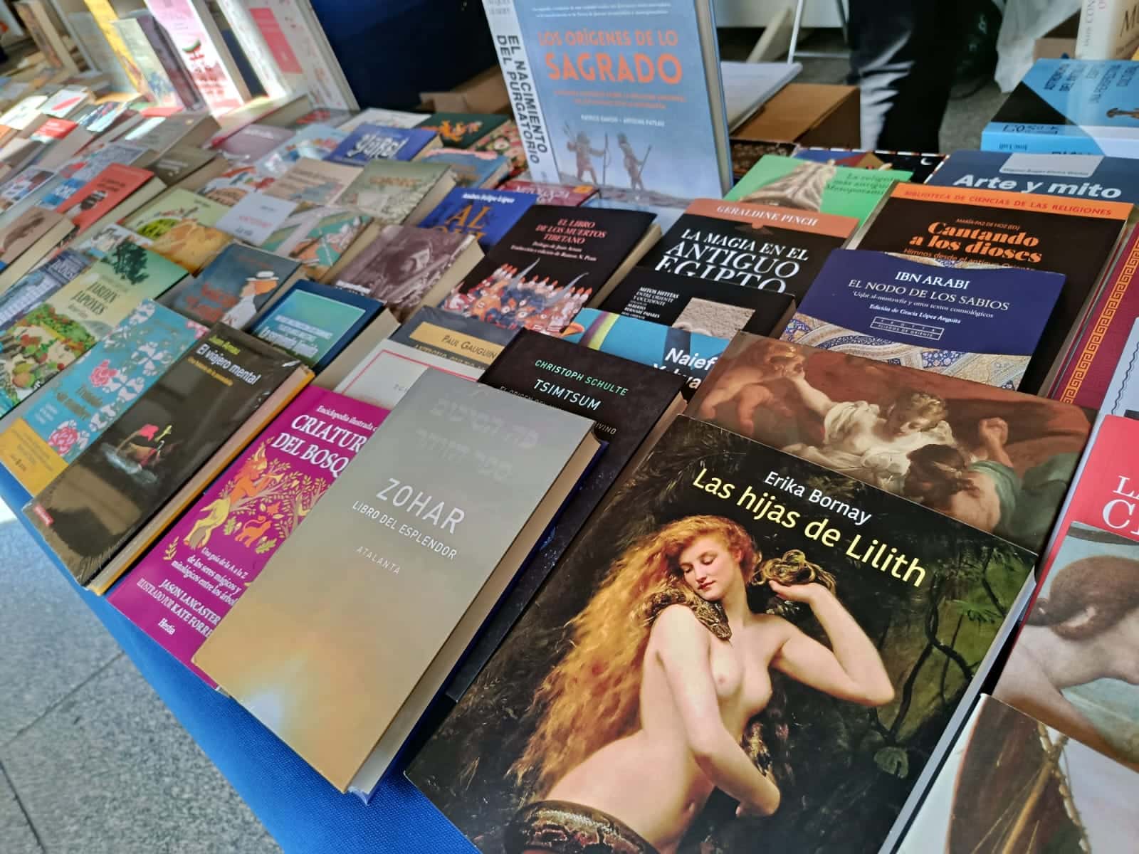 WhatsApp Image 2026 04 23 at 10.45.49 1 (Fotos) Donostia celebra el Día del Libro entre compras y recomendaciones bajo el sol