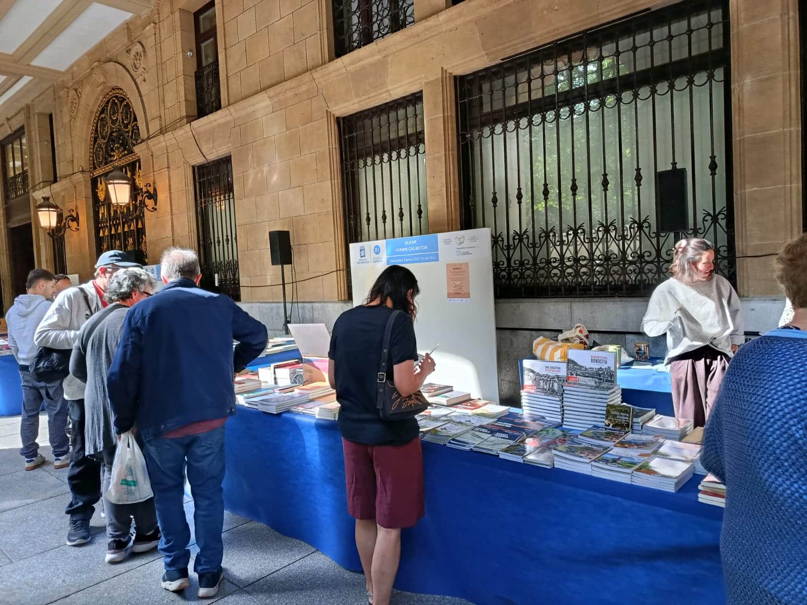 WhatsApp Image 2026 04 23 at 10.45.49 2 (Fotos) Donostia celebra el Día del Libro entre compras y recomendaciones bajo el sol