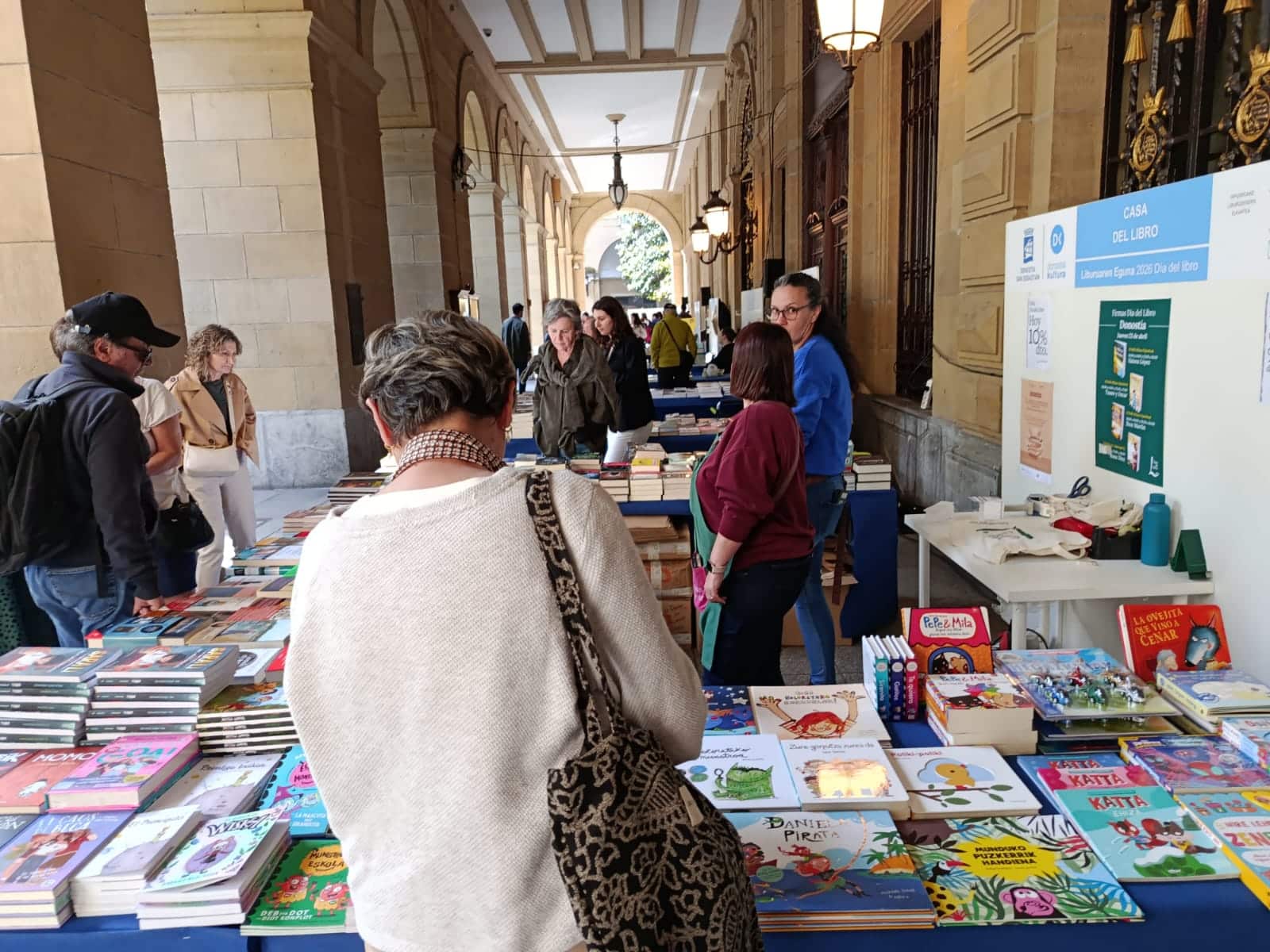 WhatsApp Image 2026 04 23 at 10.45.49 (Fotos) Donostia celebra el Día del Libro entre compras y recomendaciones bajo el sol