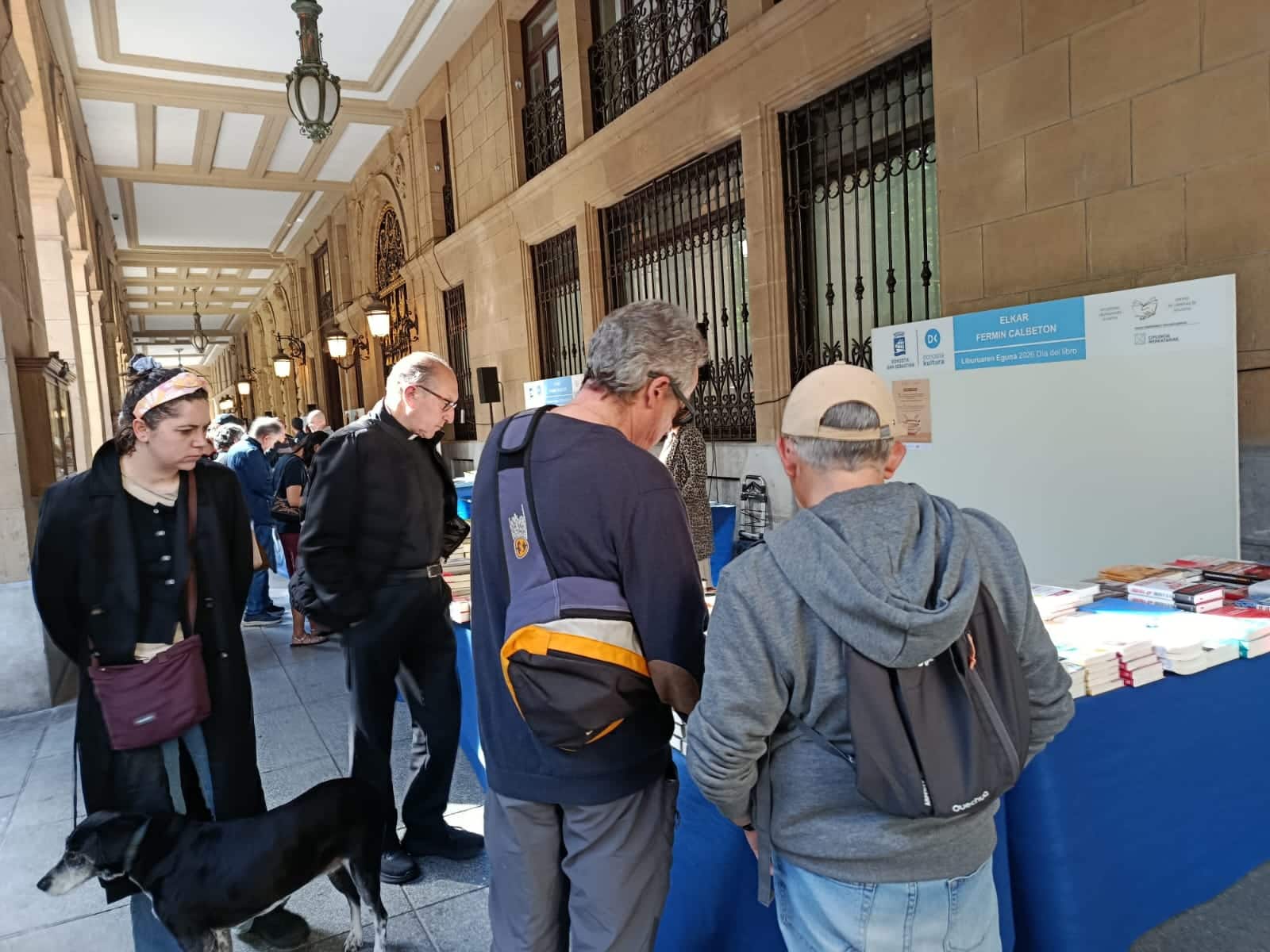 WhatsApp Image 2026 04 23 at 10.45.50 1 (Fotos) Donostia celebra el Día del Libro entre compras y recomendaciones bajo el sol