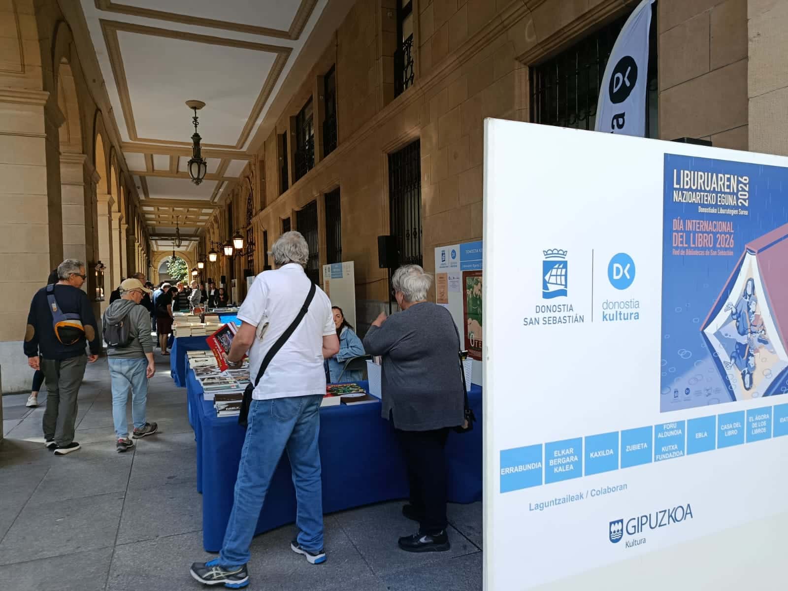 WhatsApp Image 2026 04 23 at 10.45.50 (Fotos) Donostia celebra el Día del Libro entre compras y recomendaciones bajo el sol