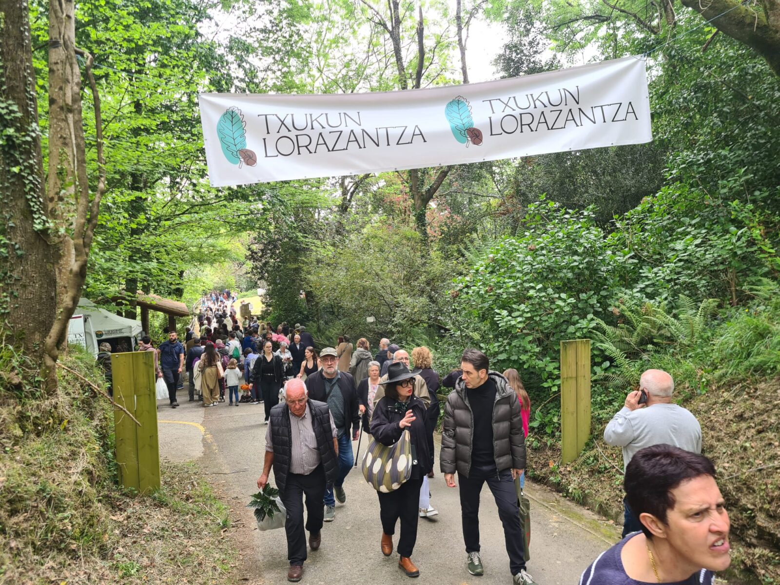 WhatsApp Image 2026 04 25 at 13.21.01 (Fotos) La feria de plantas de Iturraran llena Aia de vida este fin de semana