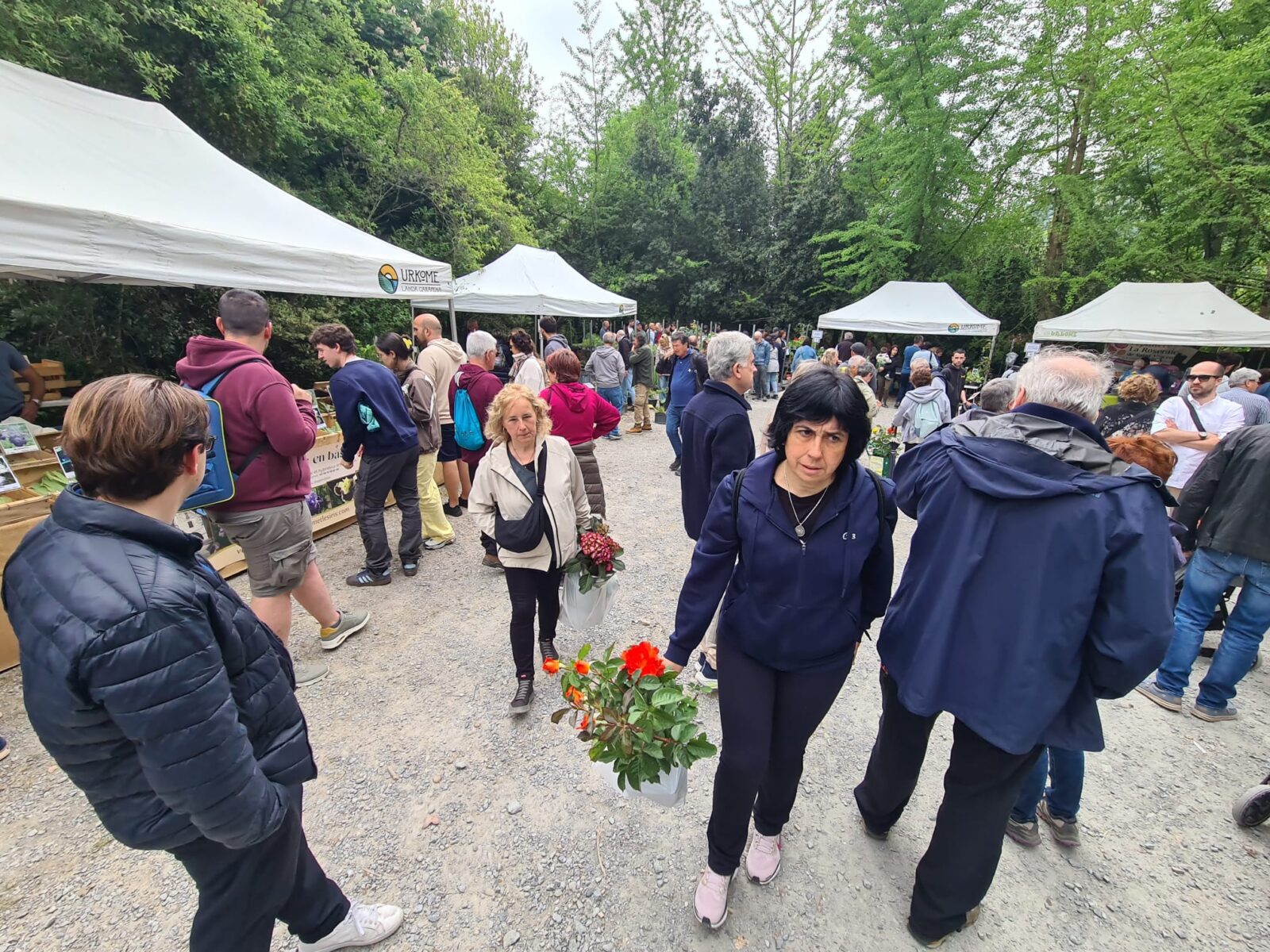 WhatsApp Image 2026 04 25 at 13.21.39 (Fotos) La feria de plantas de Iturraran llena Aia de vida este fin de semana