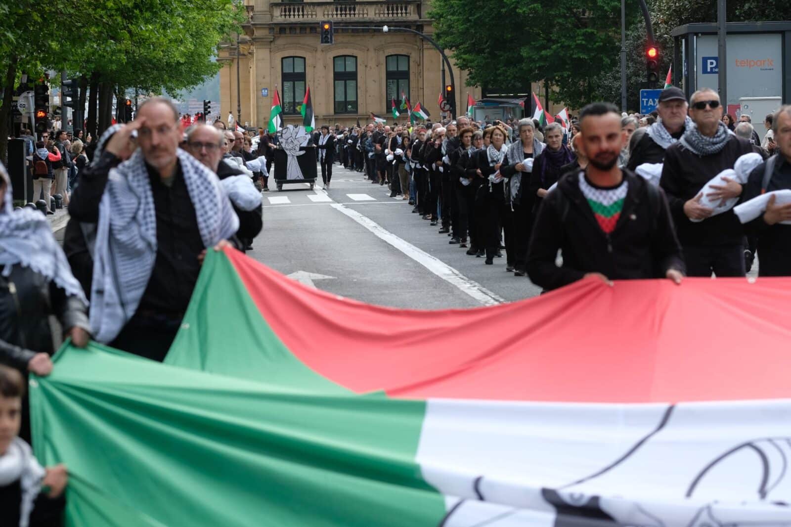 WhatsApp Image 2026 04 25 at 18.20.30 1 (Fotos) Multitudinaria protesta en Donostia contra el genocidio en Palestina