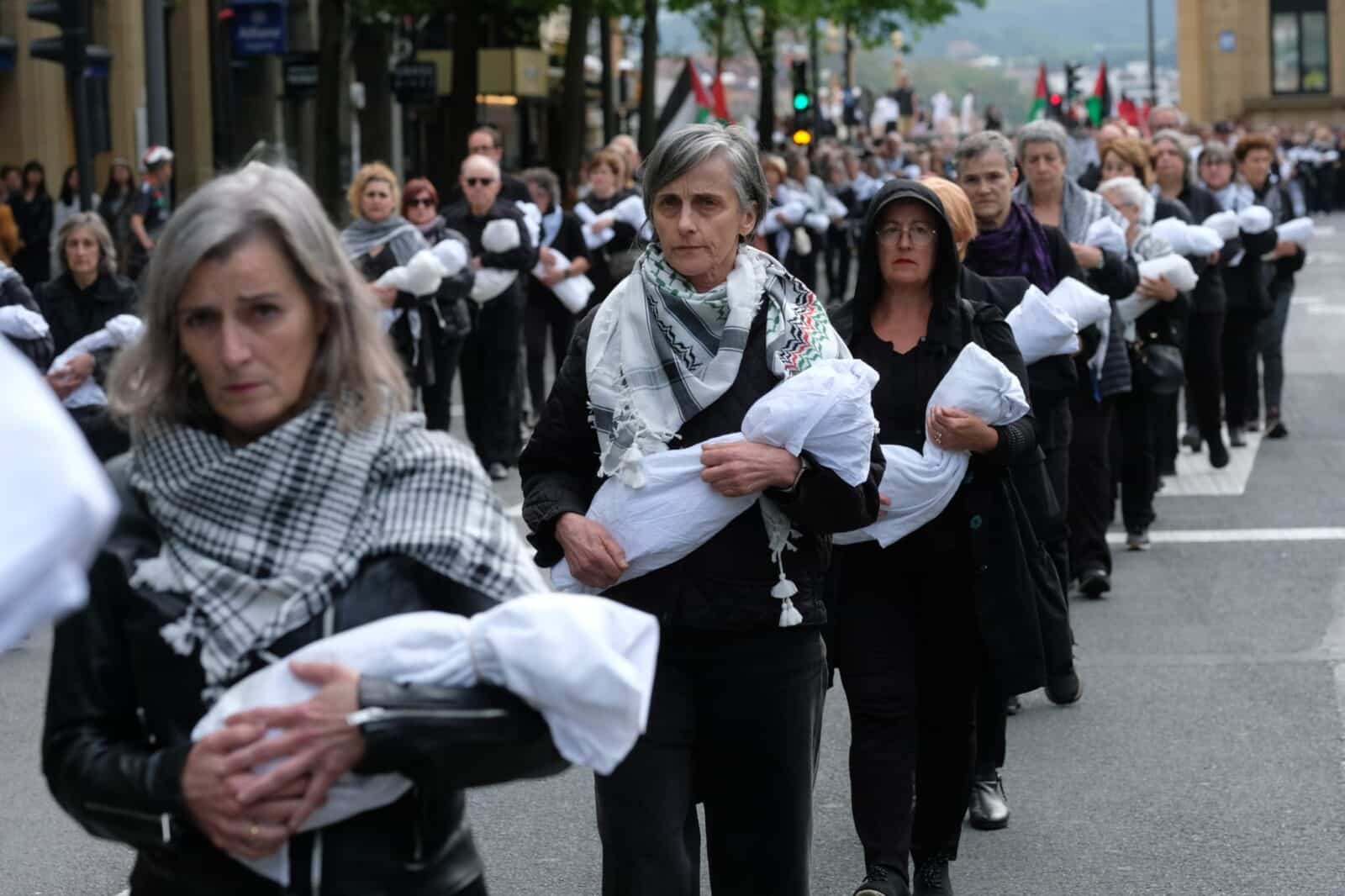 WhatsApp Image 2026 04 25 at 18.20.30 (Fotos) Multitudinaria protesta en Donostia contra el genocidio en Palestina