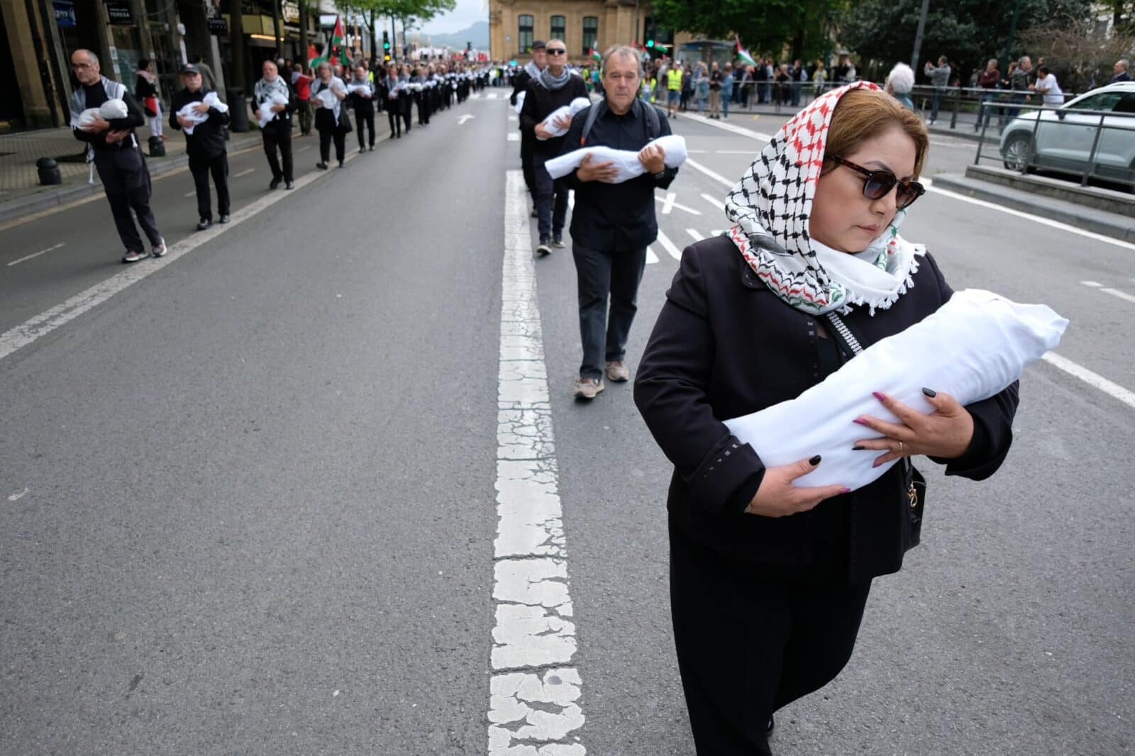 WhatsApp Image 2026 04 25 at 18.20.30 2 (Fotos) Multitudinaria protesta en Donostia contra el genocidio en Palestina