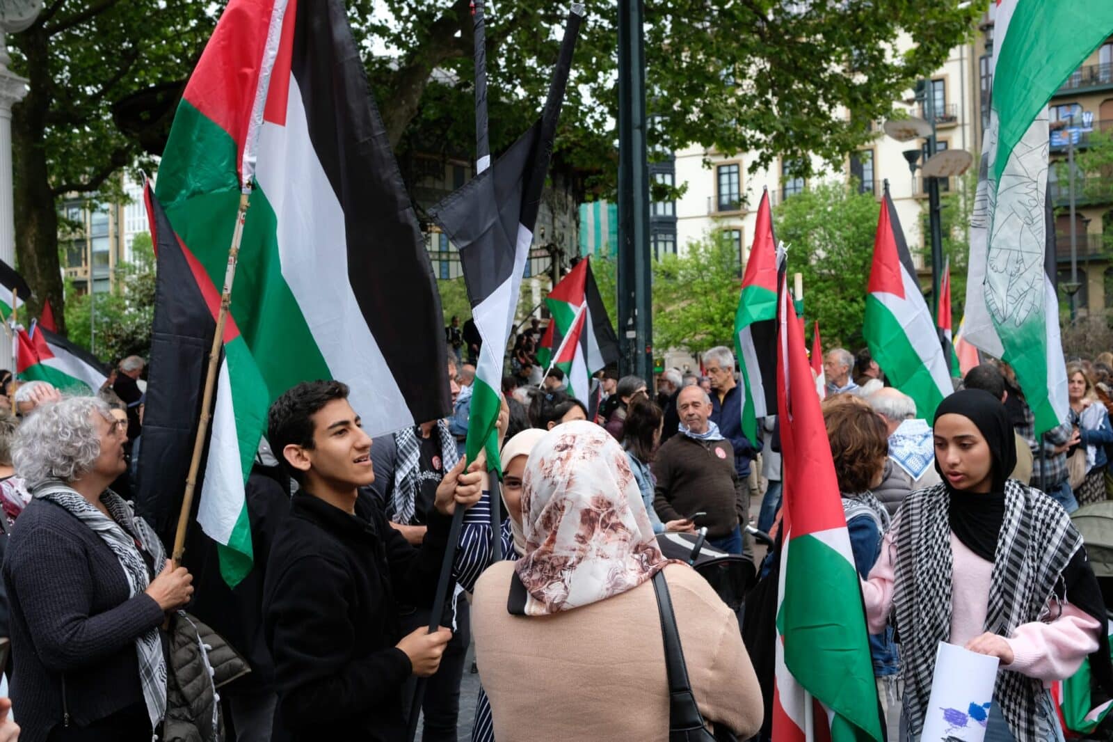 WhatsApp Image 2026 04 25 at 18.20.32 1 (Fotos) Multitudinaria protesta en Donostia contra el genocidio en Palestina