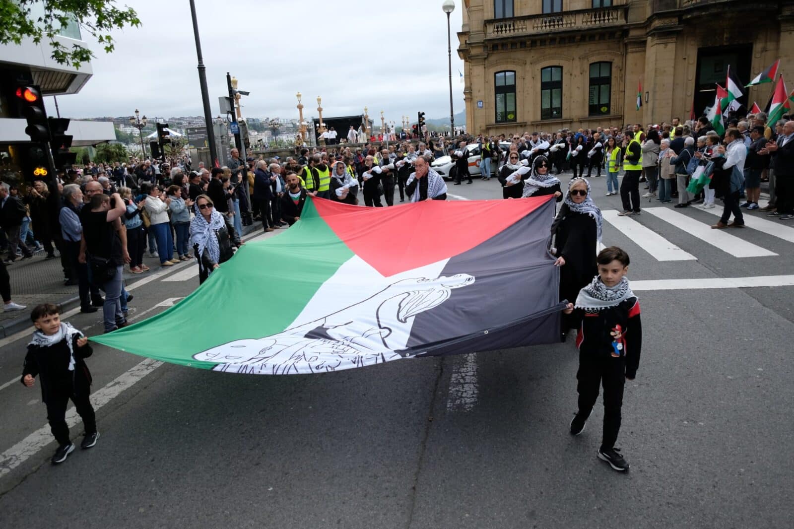 WhatsApp Image 2026 04 25 at 18.20.32 (Fotos) Multitudinaria protesta en Donostia contra el genocidio en Palestina