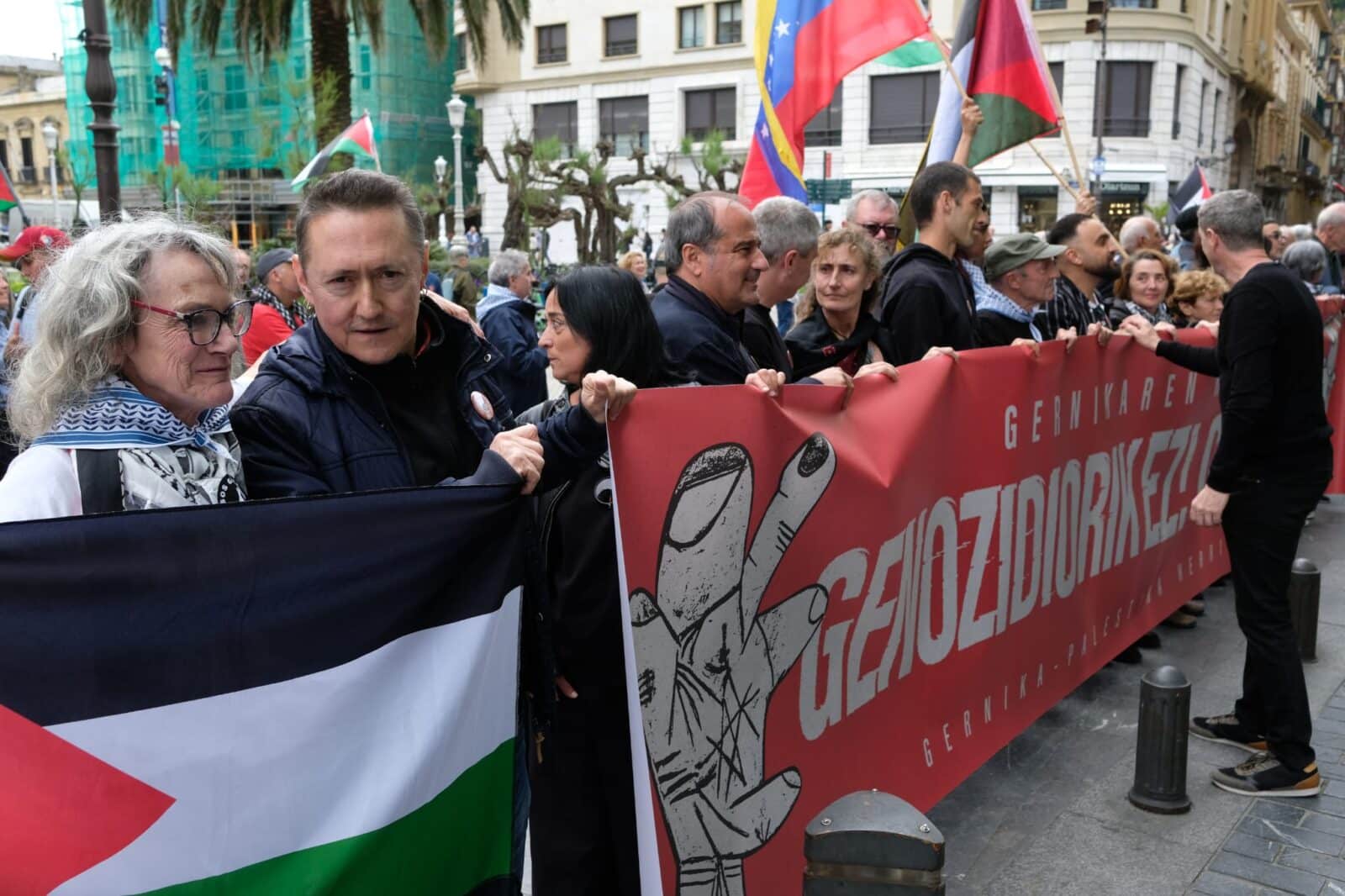 WhatsApp Image 2026 04 25 at 18.20.32 2 (Fotos) Multitudinaria protesta en Donostia contra el genocidio en Palestina