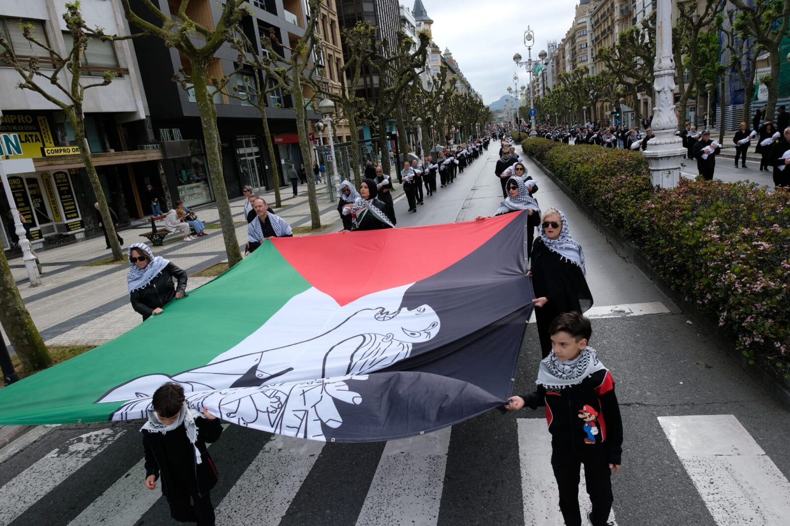 WhatsApp Image 2026 04 25 at 18.20.33 1 (Fotos) Multitudinaria protesta en Donostia contra el genocidio en Palestina