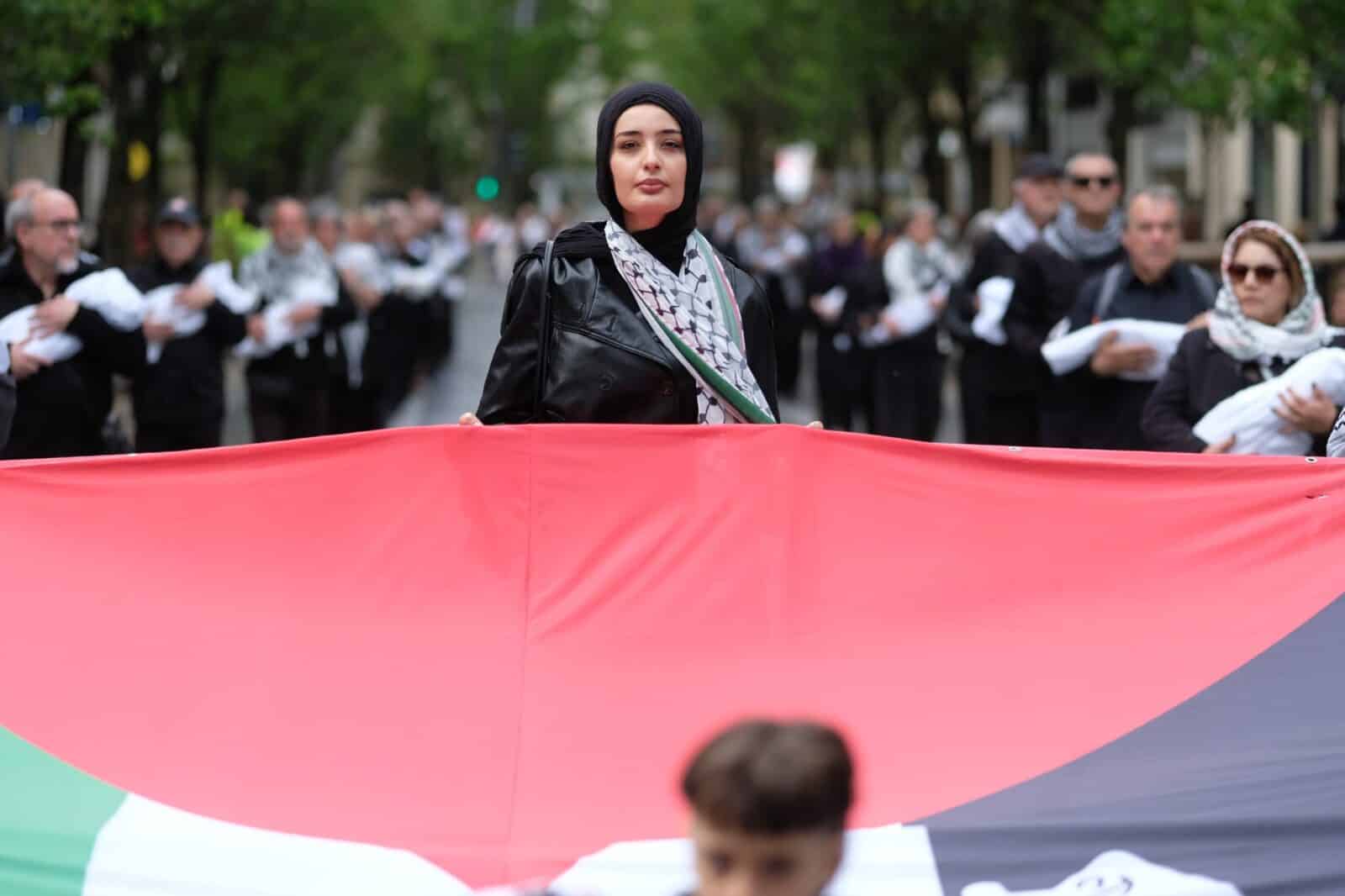 WhatsApp Image 2026 04 25 at 18.20.33 (Fotos) Multitudinaria protesta en Donostia contra el genocidio en Palestina
