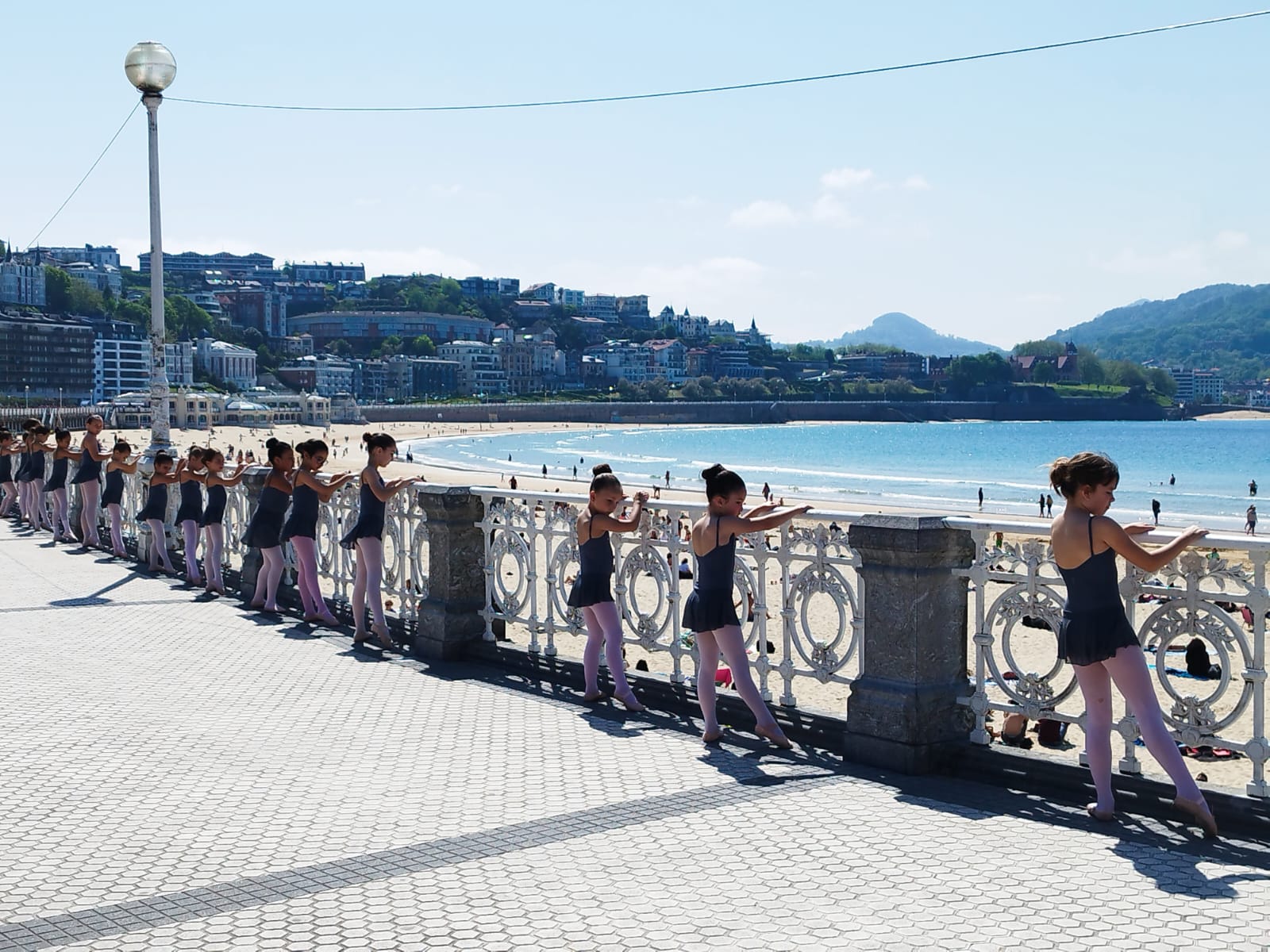 WhatsApp Image 2026 04 26 at 16.02.28 1 La Concha acoge a 1.500 bailarinas en su tradicional exhibición de danza