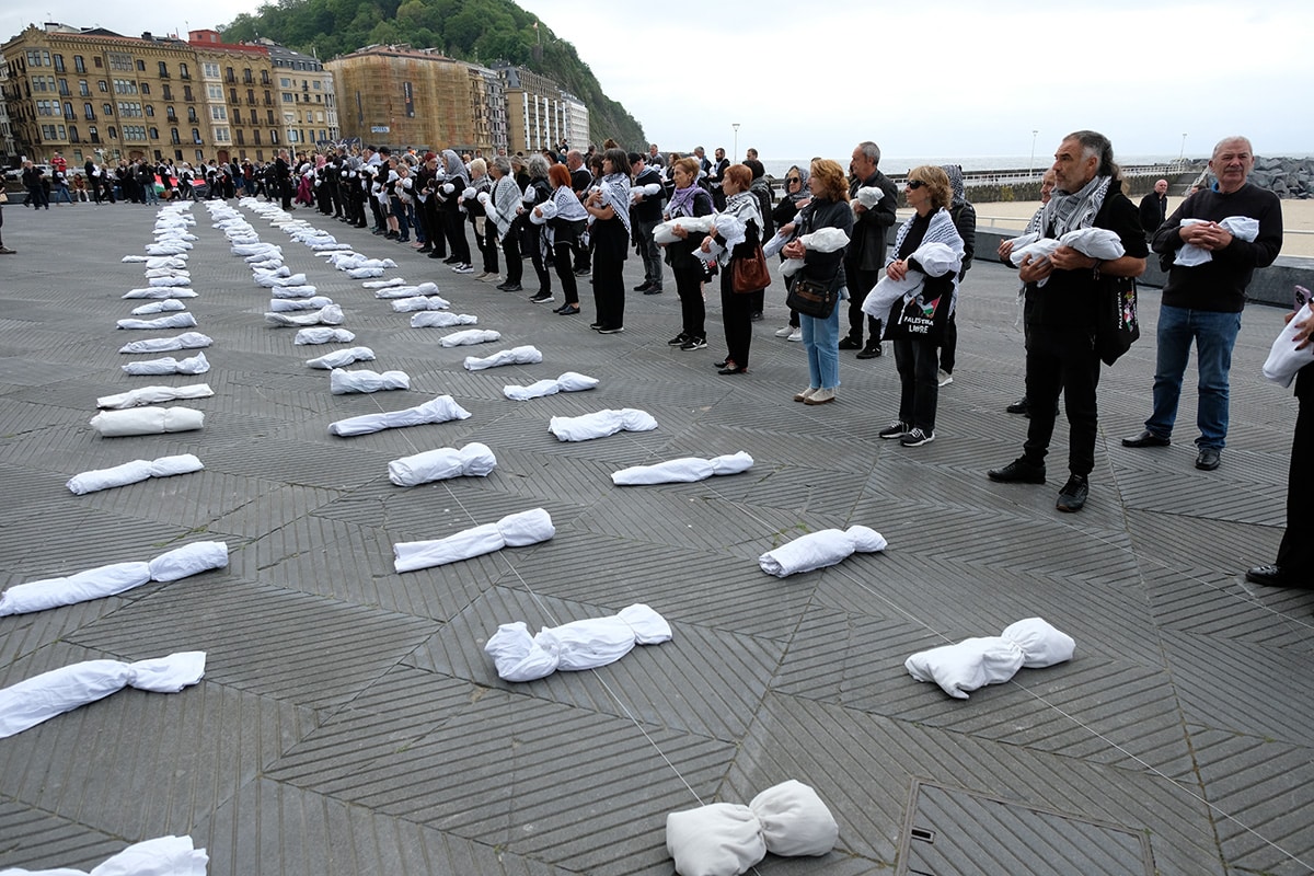XE3S9353 (Fotos) Multitudinaria protesta en Donostia contra el genocidio en Palestina
