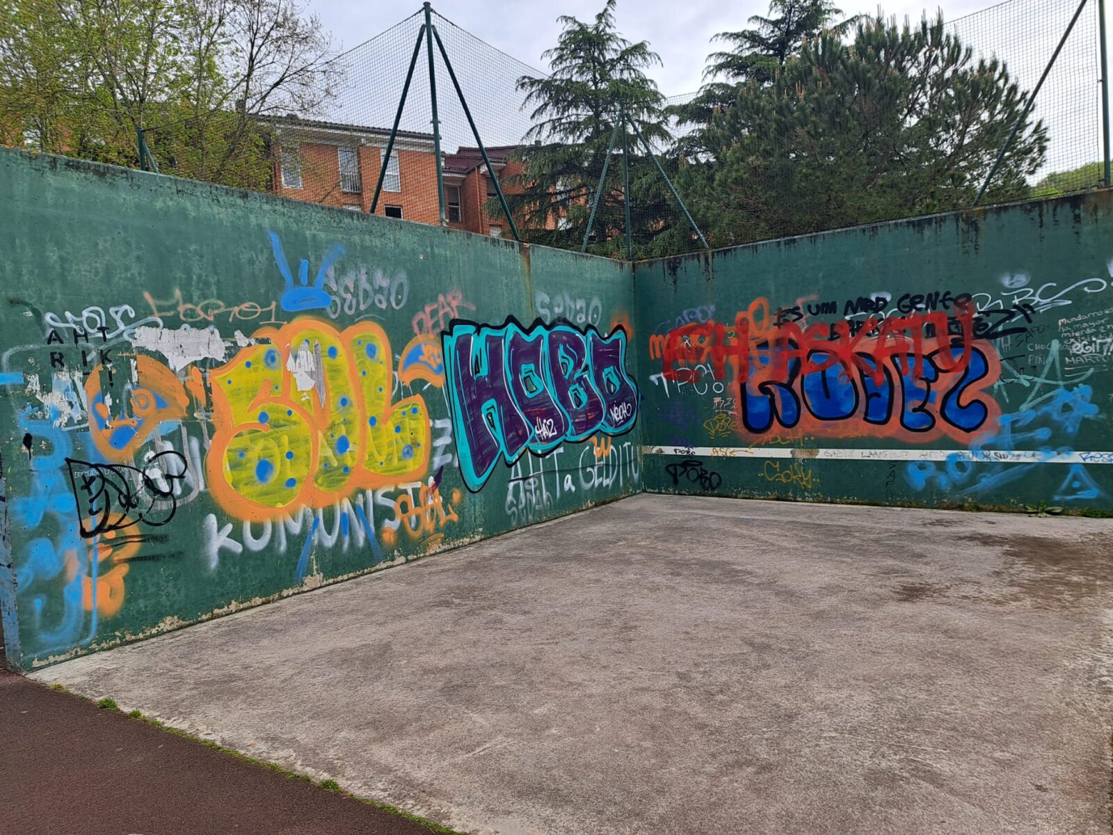 fronton degradado Martutene denuncia el abandono de su parque con la plantación de un “guardián”