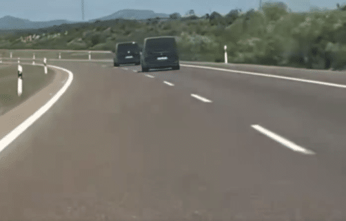 furgos.jpg Detenido en Lazkao un seguidor de la Real por el acoso a una furgoneta del Atlético