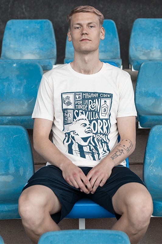 kamiseta oskarsson La Real Sociedad 'tira' de Bad Bunny para su 'merchandising' viral de la Copa del Rey