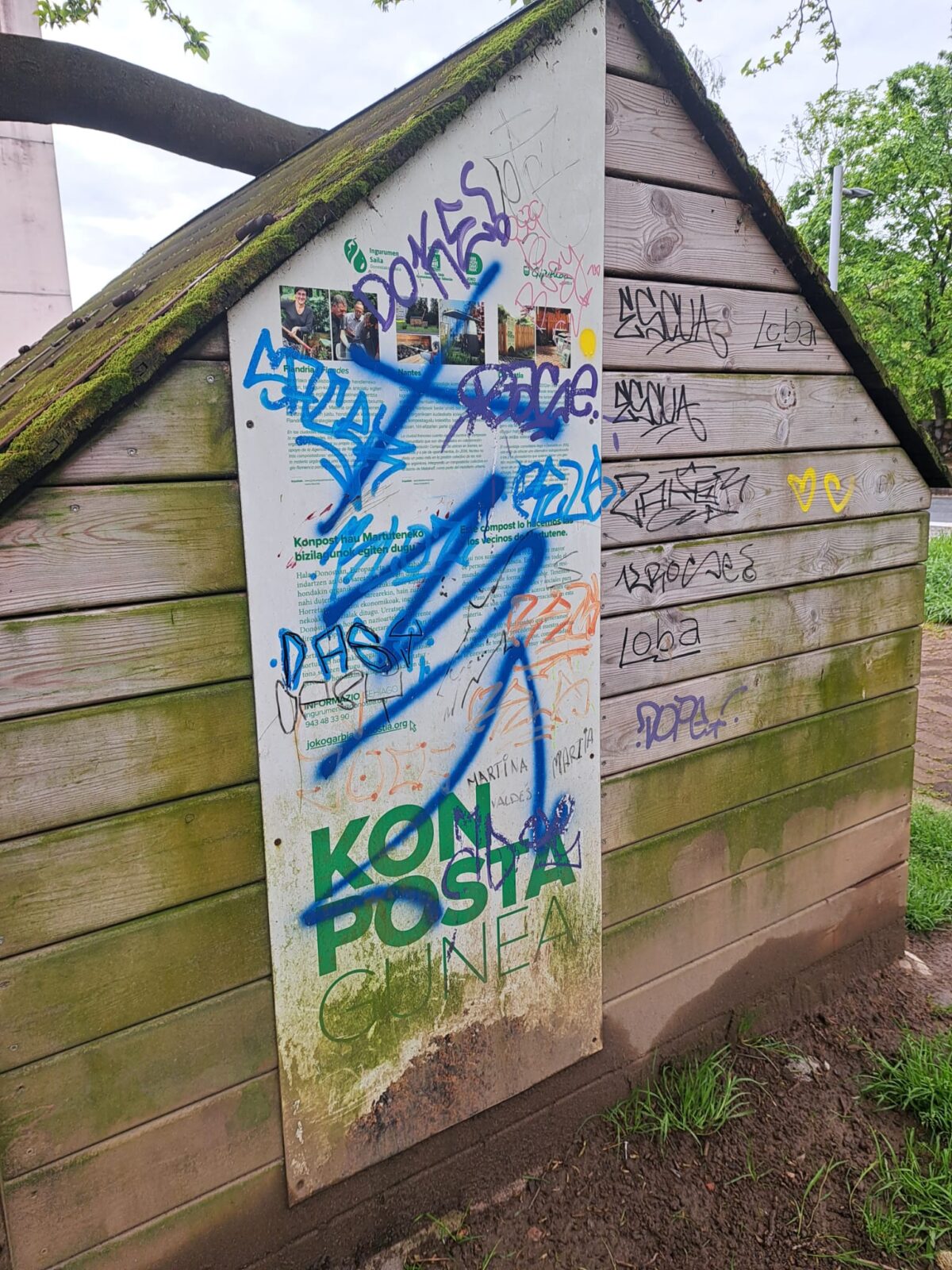 panel informativo caseta compos Martutene denuncia el abandono de su parque con la plantación de un “guardián”