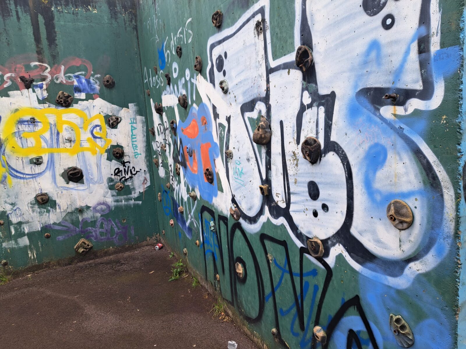 rokodromo Martutene denuncia el abandono de su parque con la plantación de un “guardián”