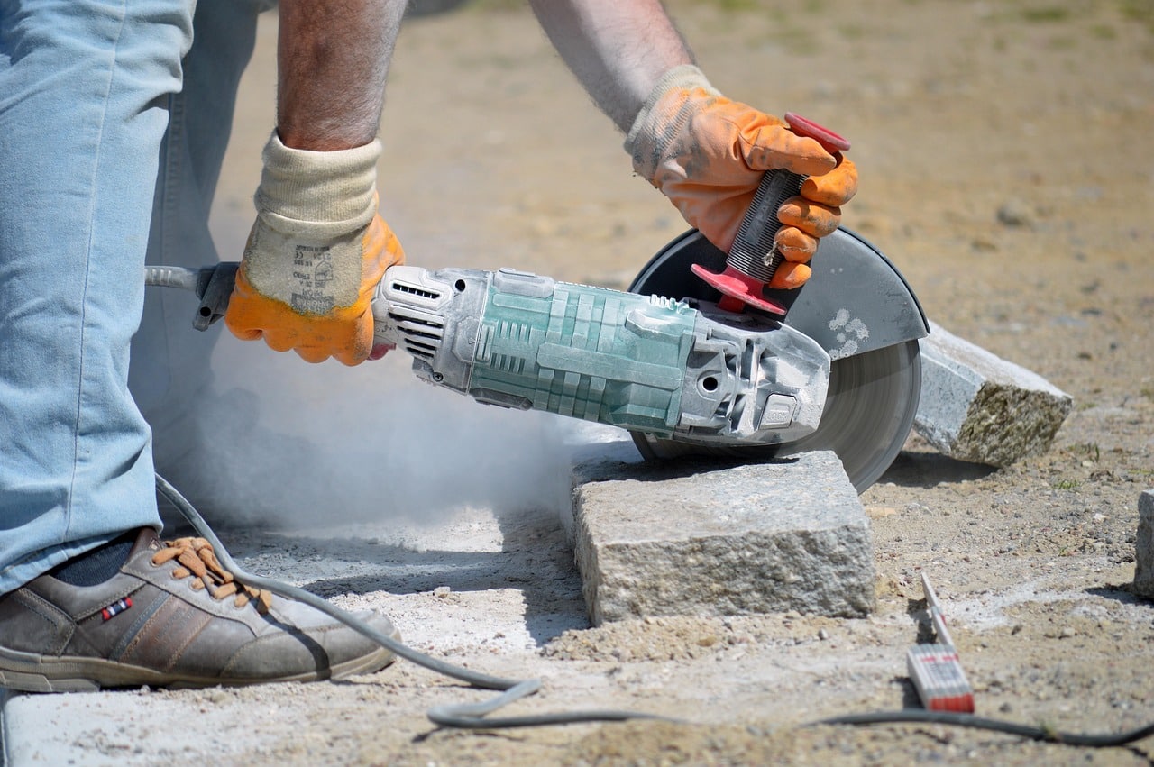 neelam279 cutting granite stones 8028375 1280 El paro baja en Gipuzkoa en abril con casi mil desempleados