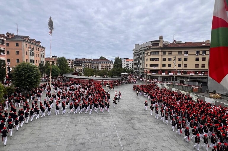 Irun vibra en su día grande con la celebración de los alardes tradicional y mixto