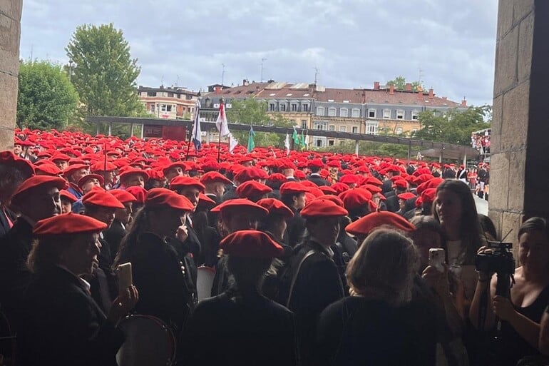 Irun vibra en su día grande con la celebración de los alardes tradicional y mixto