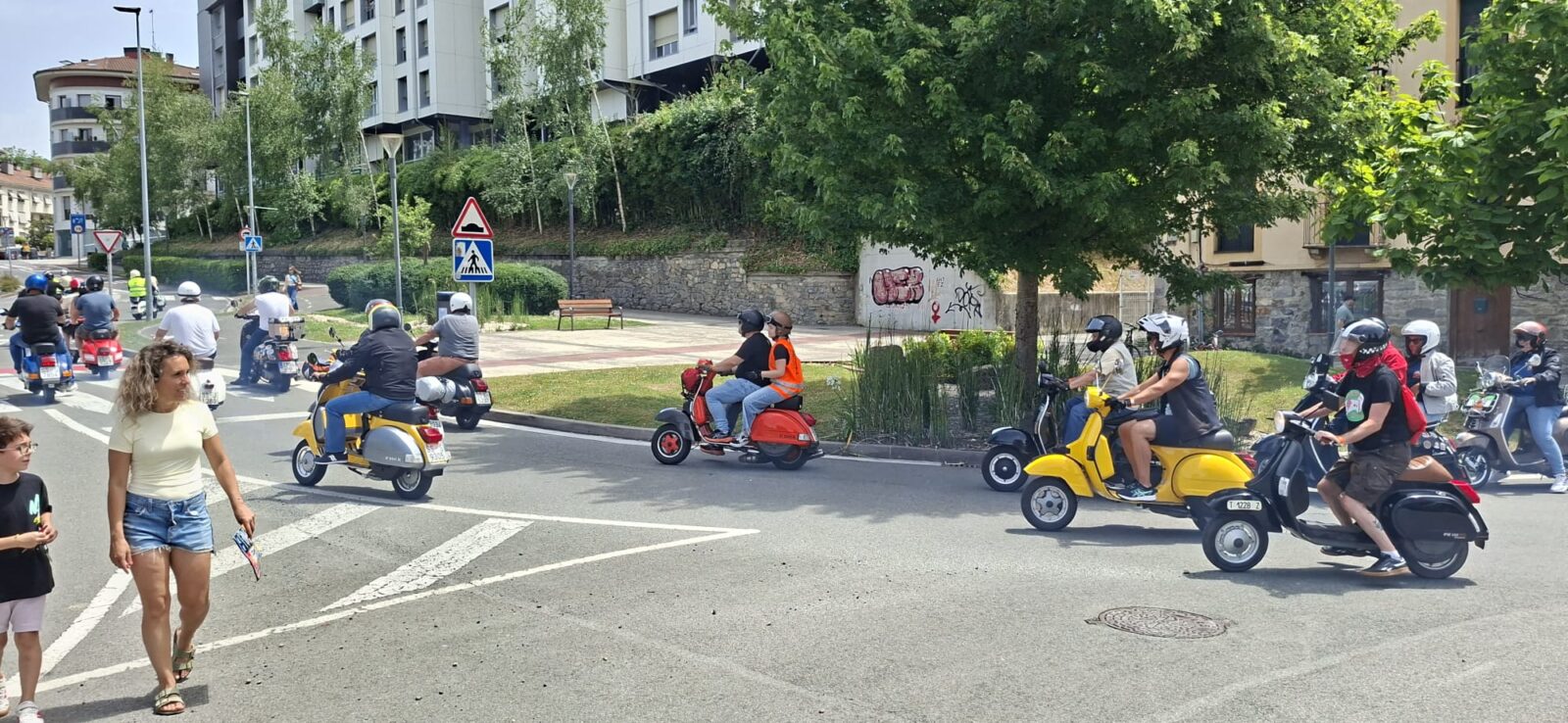 WhatsApp Image 2026-06-20 at 13.21.21 (2) WhatsApp Image 2026 06 20 at 13.21.21 2 Las vespas llenan de color las carreteras gipuzkoanas