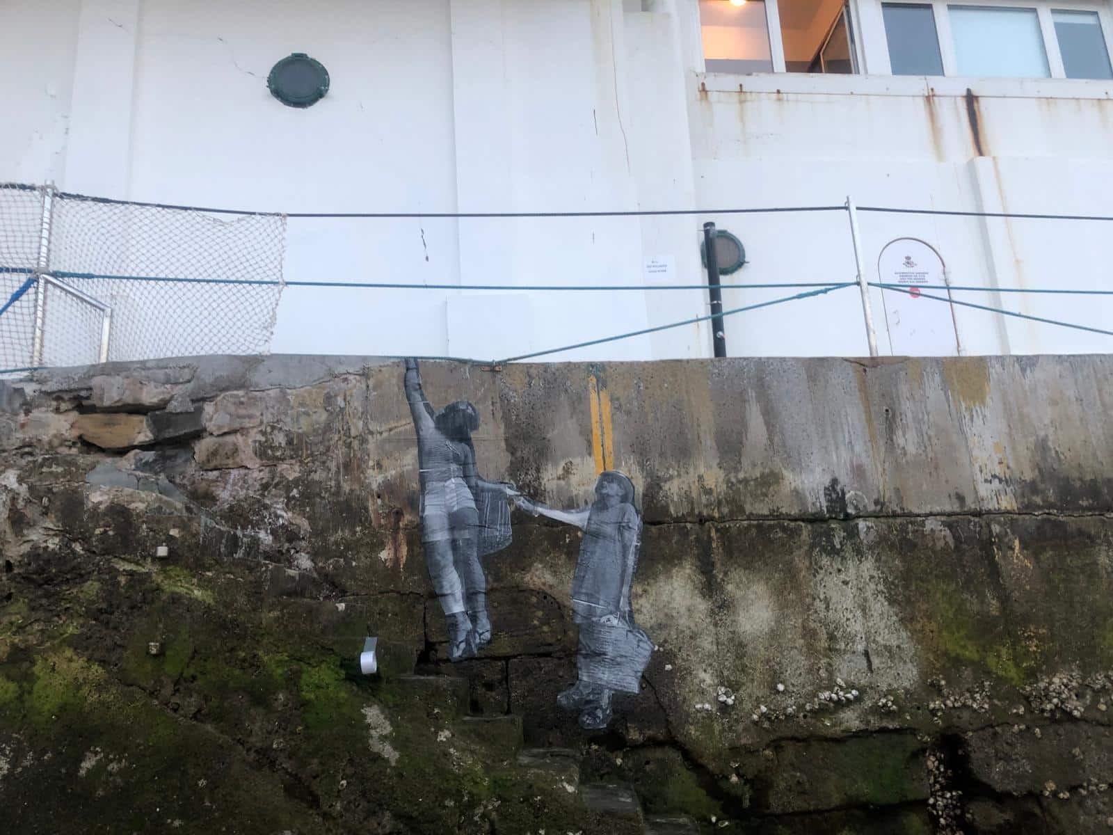 1000103080 1000103080 Un dibujo al estilo Banksy reclama la reapertura de las escaleras del Náutico hacia La Concha