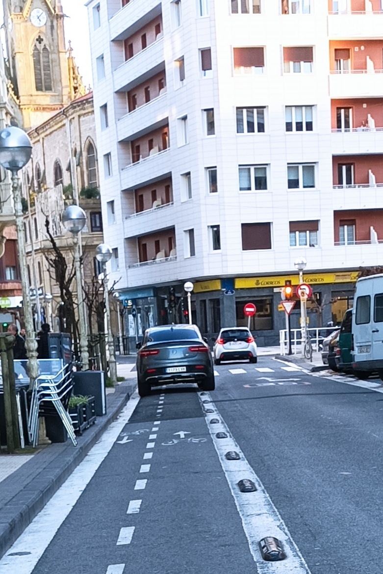 1784110321820 1784110321820 1 Una ciclista documenta durante cuatro años el uso indebido de los bidegorris de Donostia con 300 fotos