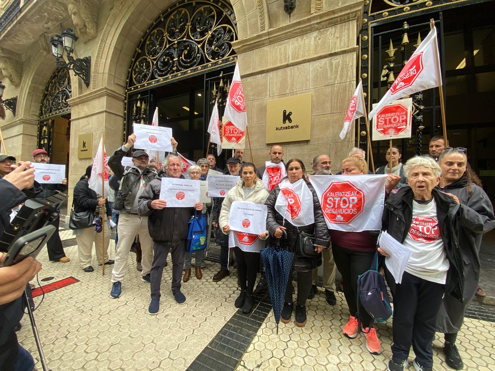 Stop Desahucios reclama a Kutxabank que retire el desalojo de una madre de Irun y sus cinco hijos 1 2026 05 14 STOP Desahucios Kutxabank 1 Stop Desahucios reclama a Kutxabank que retire el desalojo de una madre de Irun y sus cinco hijos