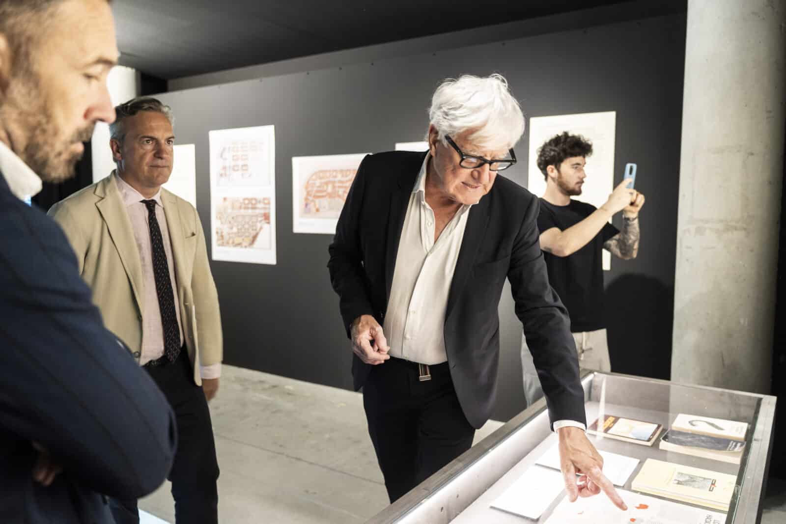 El Comisario Lusi Tena muestra parte de la exposición El Comisario Lusi Tena muestra parte de la exposicion ¿Fue el ensanche la mejor forma de hacer ciudad? Donostia, Bilbao y Vitoria, a examen en una exposición