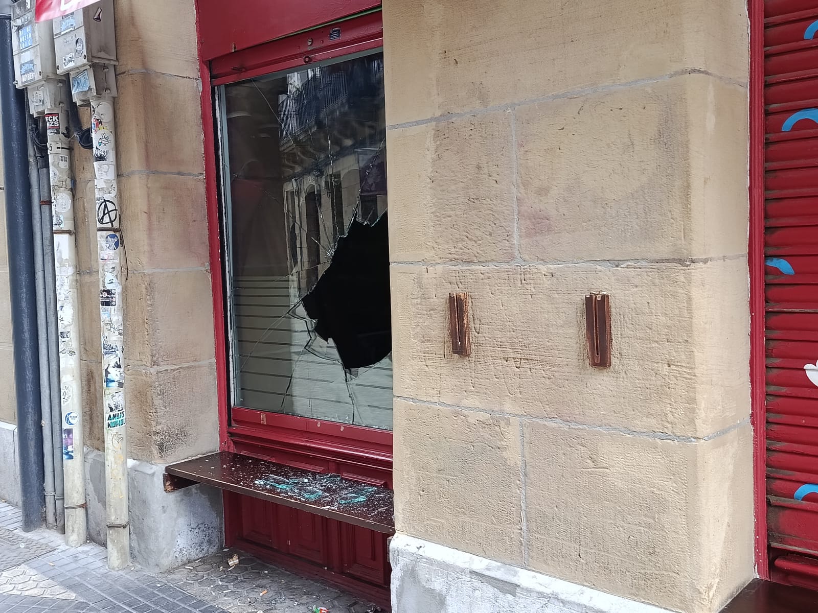 WhatsApp Image 2026 07 16 at 12.07.52 Arrestado tras romper el cristal de La Bodeguilla de la plaza Easo para entrar a robar
