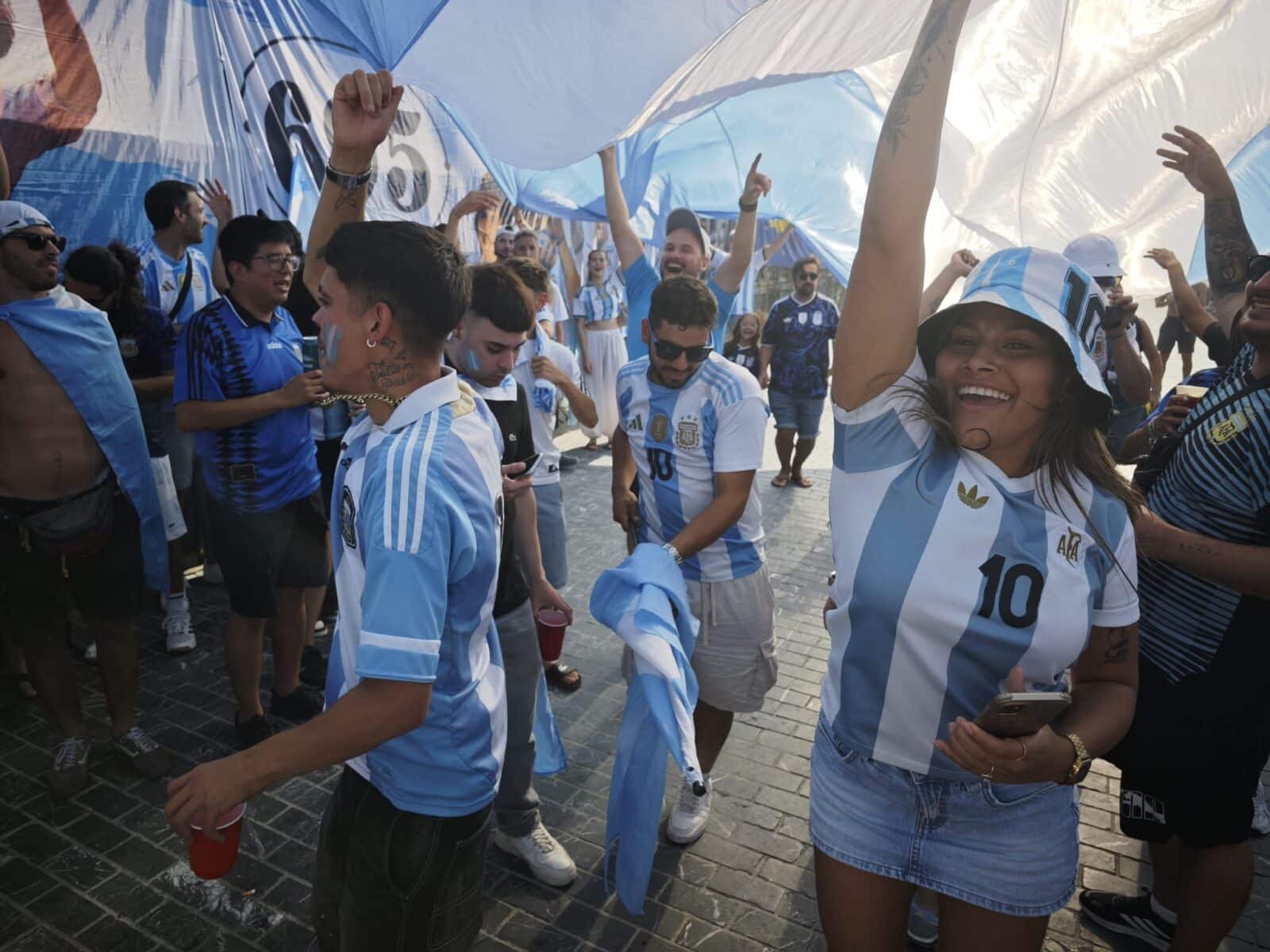 WhatsApp Image 2026-07-19 at 19.08.51 WhatsApp Image 2026 07 19 at 19.08.51 (Vídeo y fotos) Fiesta argentina en Gros antes del gran partido