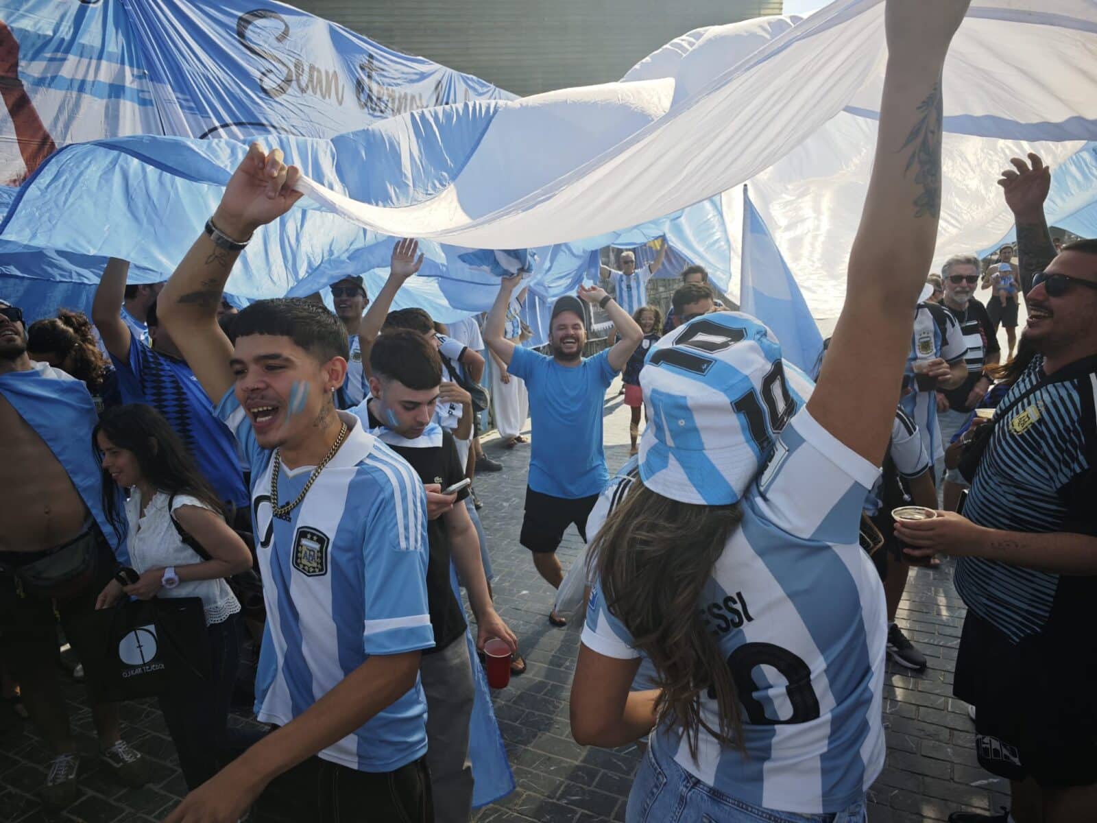 WhatsApp Image 2026-07-19 at 19.09.04 WhatsApp Image 2026 07 19 at 19.09.04 (Vídeo y fotos) Fiesta argentina en Gros antes del gran partido