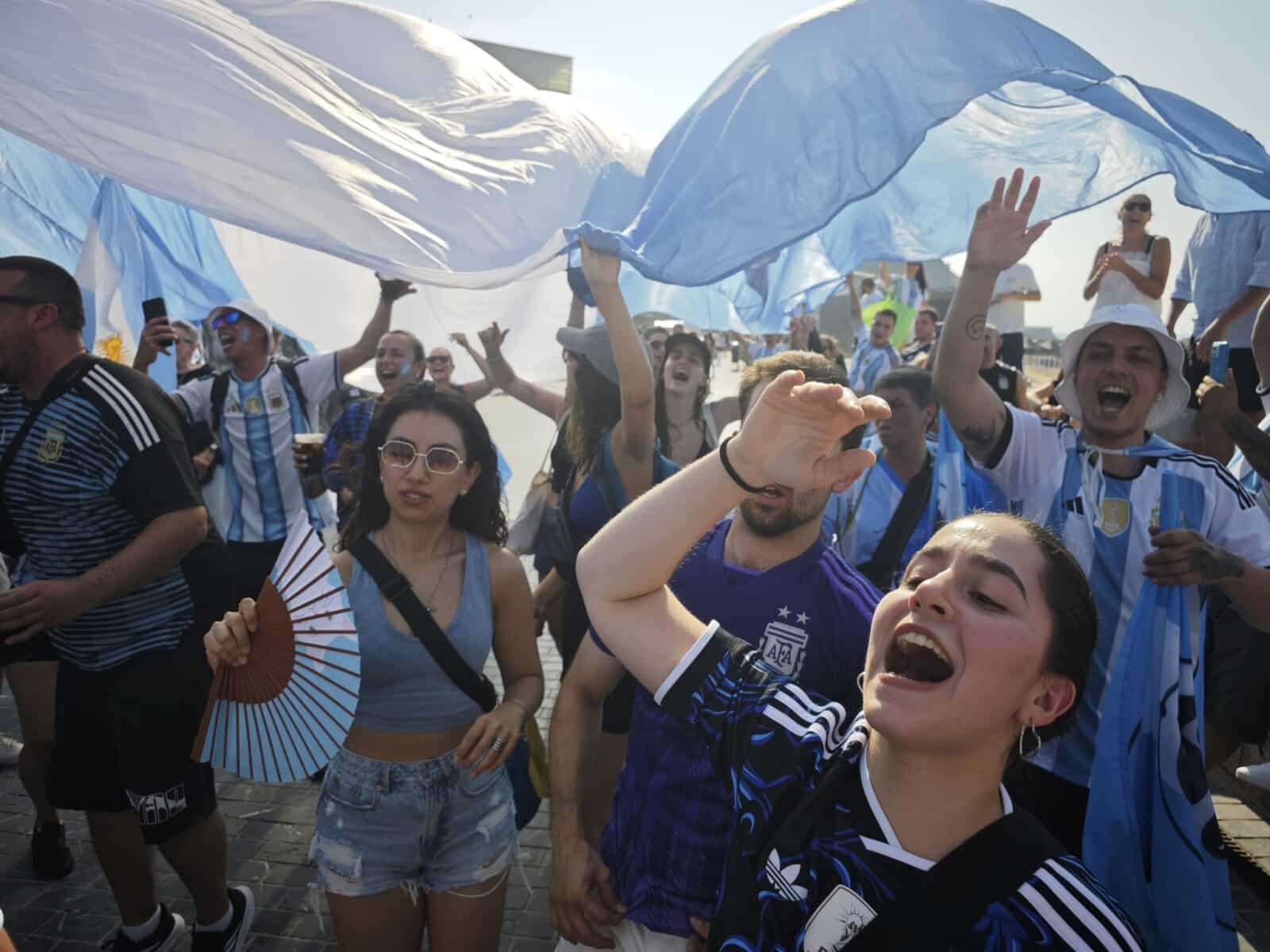 WhatsApp Image 2026-07-19 at 19.09.18 WhatsApp Image 2026 07 19 at 19.09.18 (Vídeo y fotos) Fiesta argentina en Gros antes del gran partido